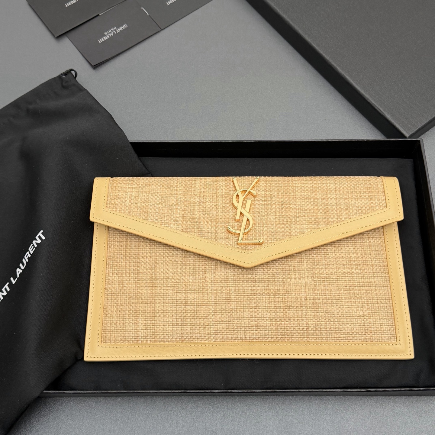 【特级五金原厂皮】 UPTOWN皮革手拿包
小号信封手拿包，翻盖饰以金属字母标志
牛皮
金色金属配件
磁扣开合设计
内部一个主隔层
编号: 565739   
尺寸:w27 xh16 xd2cm