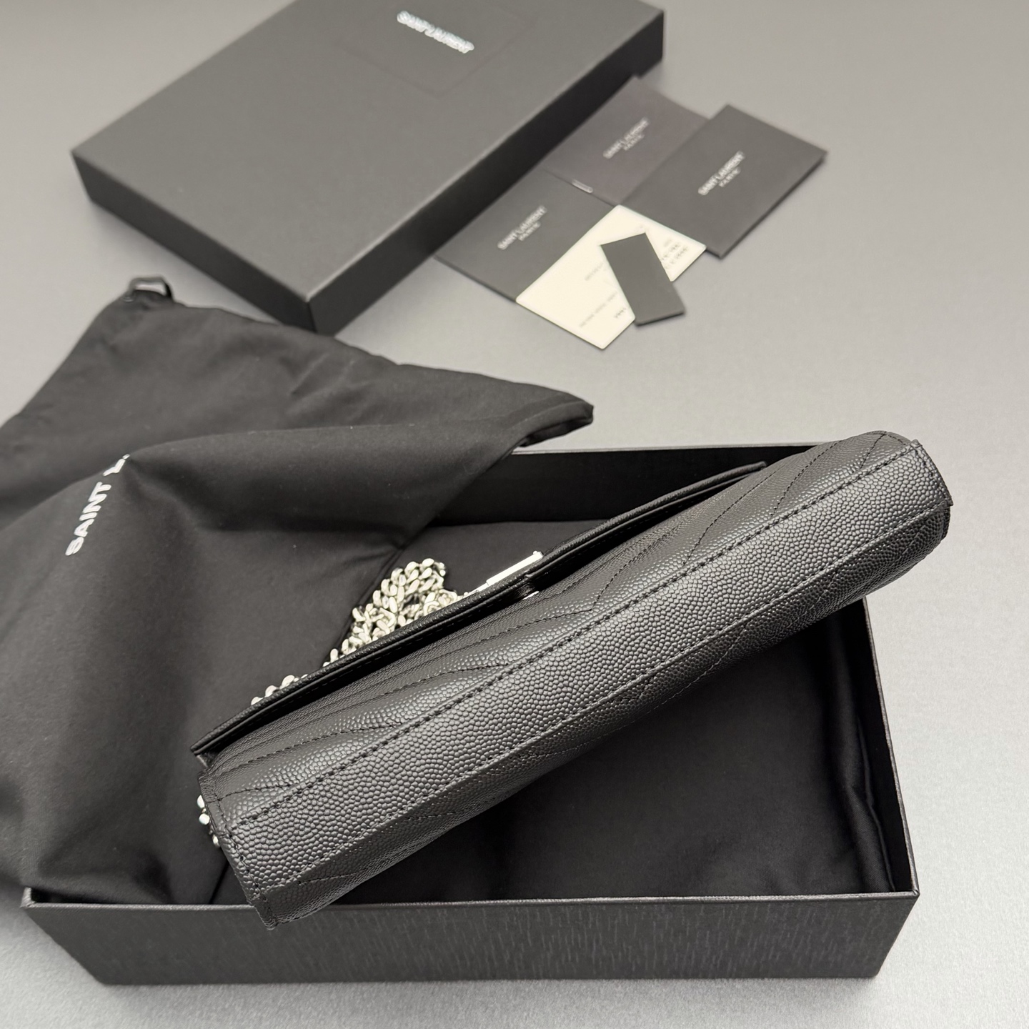 P470【特级五金原厂皮】ENVELOPE粒面皮革链条钱包
隽永链条钱包，标志性V形绗缝明缝线。实用性强，设有两个大号隔层，一个拉链口袋和多个卡槽。配备可拆卸链带，可肩背亦可手提
牛皮
银色黄铜金属配件
按扣开合
十个卡槽
纸币隔层
一个内部拉链口袋
编号: 360452  黑色球纹/银扣
尺寸:w22.5xh14xd4cm