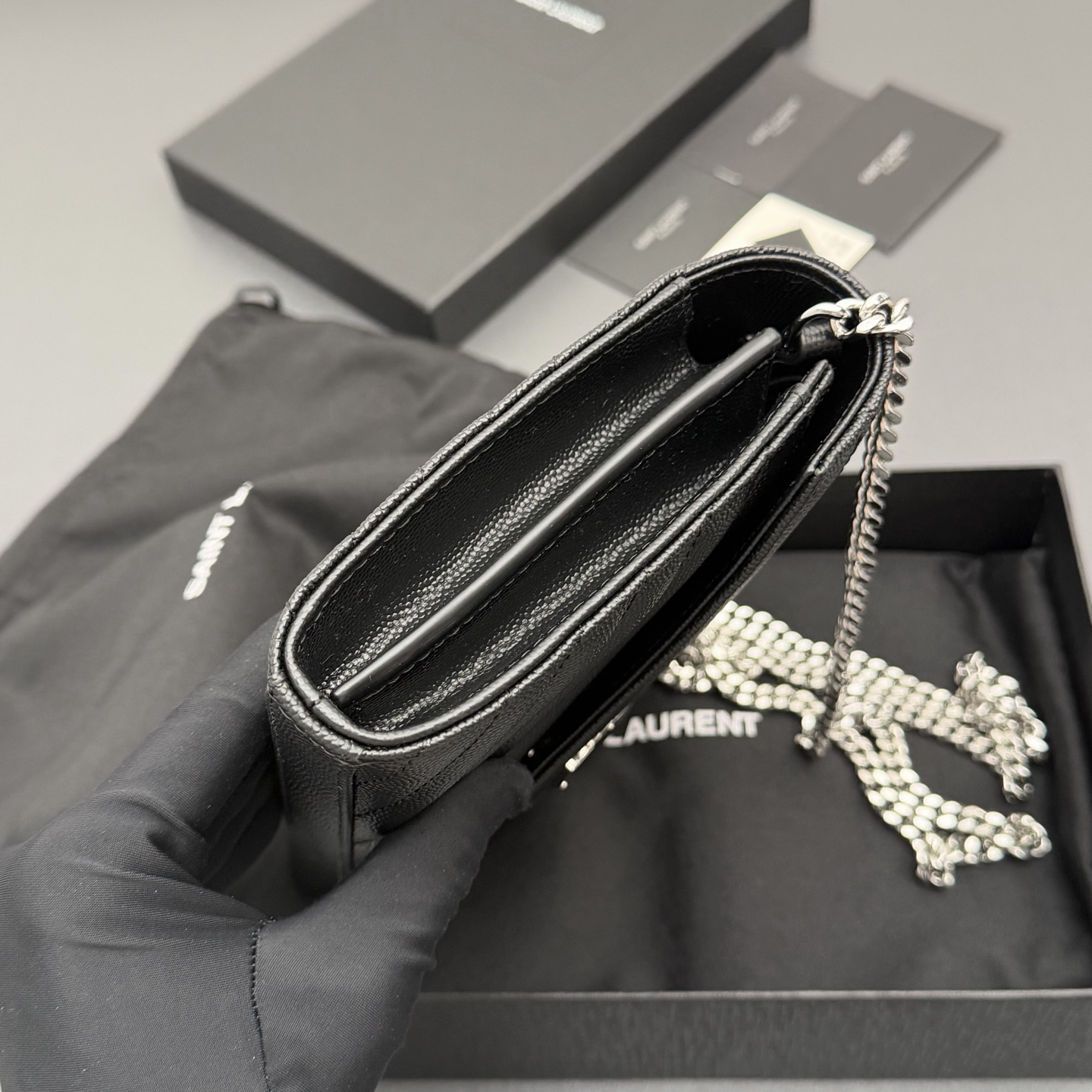 P470【特级五金原厂皮】ENVELOPE粒面皮革链条钱包
隽永链条钱包，标志性V形绗缝明缝线。实用性强，设有两个大号隔层，一个拉链口袋和多个卡槽。配备可拆卸链带，可肩背亦可手提
牛皮
银色黄铜金属配件
按扣开合
十个卡槽
纸币隔层
一个内部拉链口袋
编号: 360452  黑色球纹/银扣
尺寸:w22.5xh14xd4cm