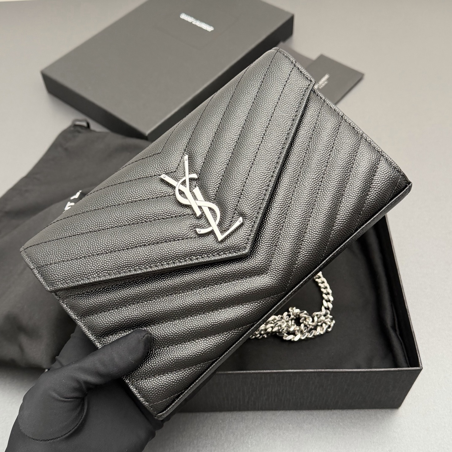 P470【特级五金原厂皮】ENVELOPE粒面皮革链条钱包
隽永链条钱包，标志性V形绗缝明缝线。实用性强，设有两个大号隔层，一个拉链口袋和多个卡槽。配备可拆卸链带，可肩背亦可手提
牛皮
银色黄铜金属配件
按扣开合
十个卡槽
纸币隔层
一个内部拉链口袋
编号: 360452  黑色球纹/银扣
尺寸:w22.5xh14xd4cm