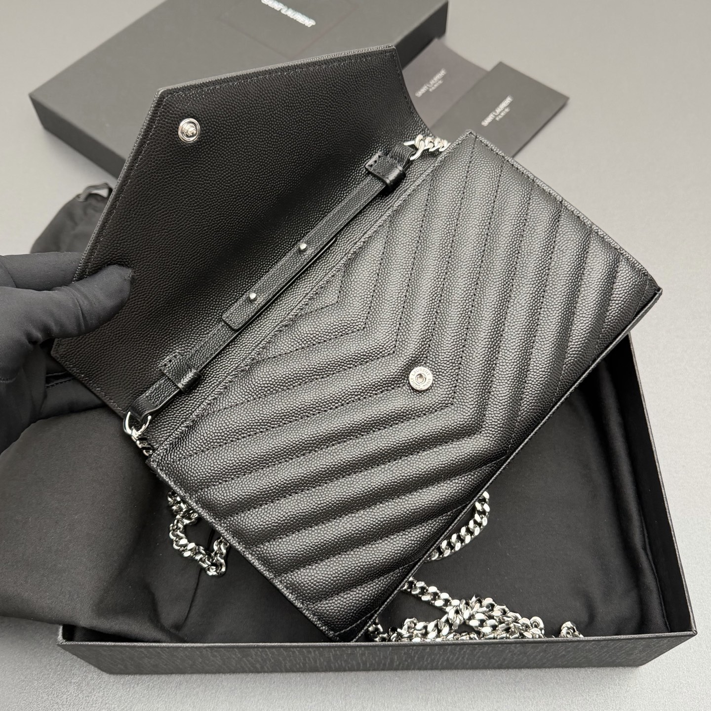 P470【特级五金原厂皮】ENVELOPE粒面皮革链条钱包
隽永链条钱包，标志性V形绗缝明缝线。实用性强，设有两个大号隔层，一个拉链口袋和多个卡槽。配备可拆卸链带，可肩背亦可手提
牛皮
银色黄铜金属配件
按扣开合
十个卡槽
纸币隔层
一个内部拉链口袋
编号: 360452  黑色球纹/银扣
尺寸:w22.5xh14xd4cm