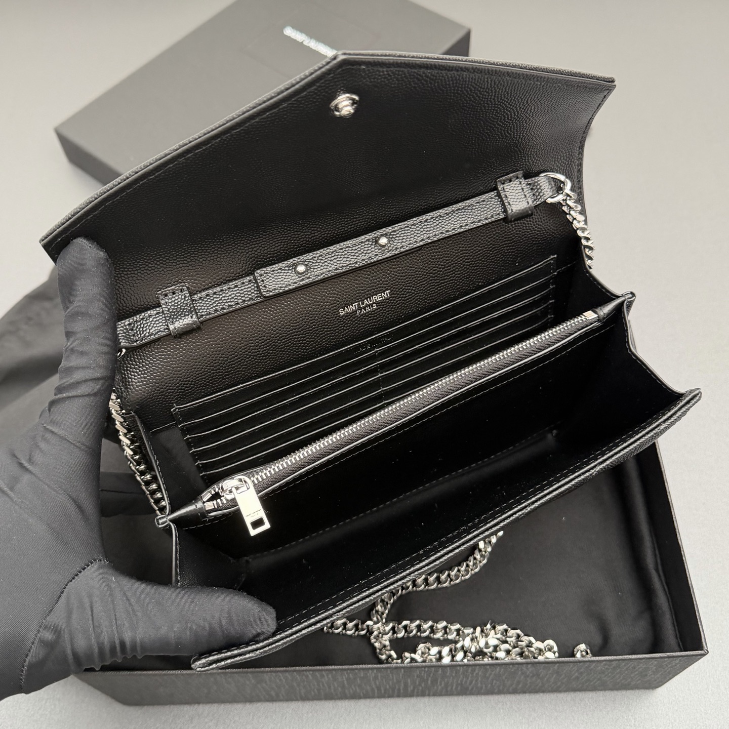 P470【特级五金原厂皮】ENVELOPE粒面皮革链条钱包
隽永链条钱包，标志性V形绗缝明缝线。实用性强，设有两个大号隔层，一个拉链口袋和多个卡槽。配备可拆卸链带，可肩背亦可手提
牛皮
银色黄铜金属配件
按扣开合
十个卡槽
纸币隔层
一个内部拉链口袋
编号: 360452  黑色球纹/银扣
尺寸:w22.5xh14xd4cm