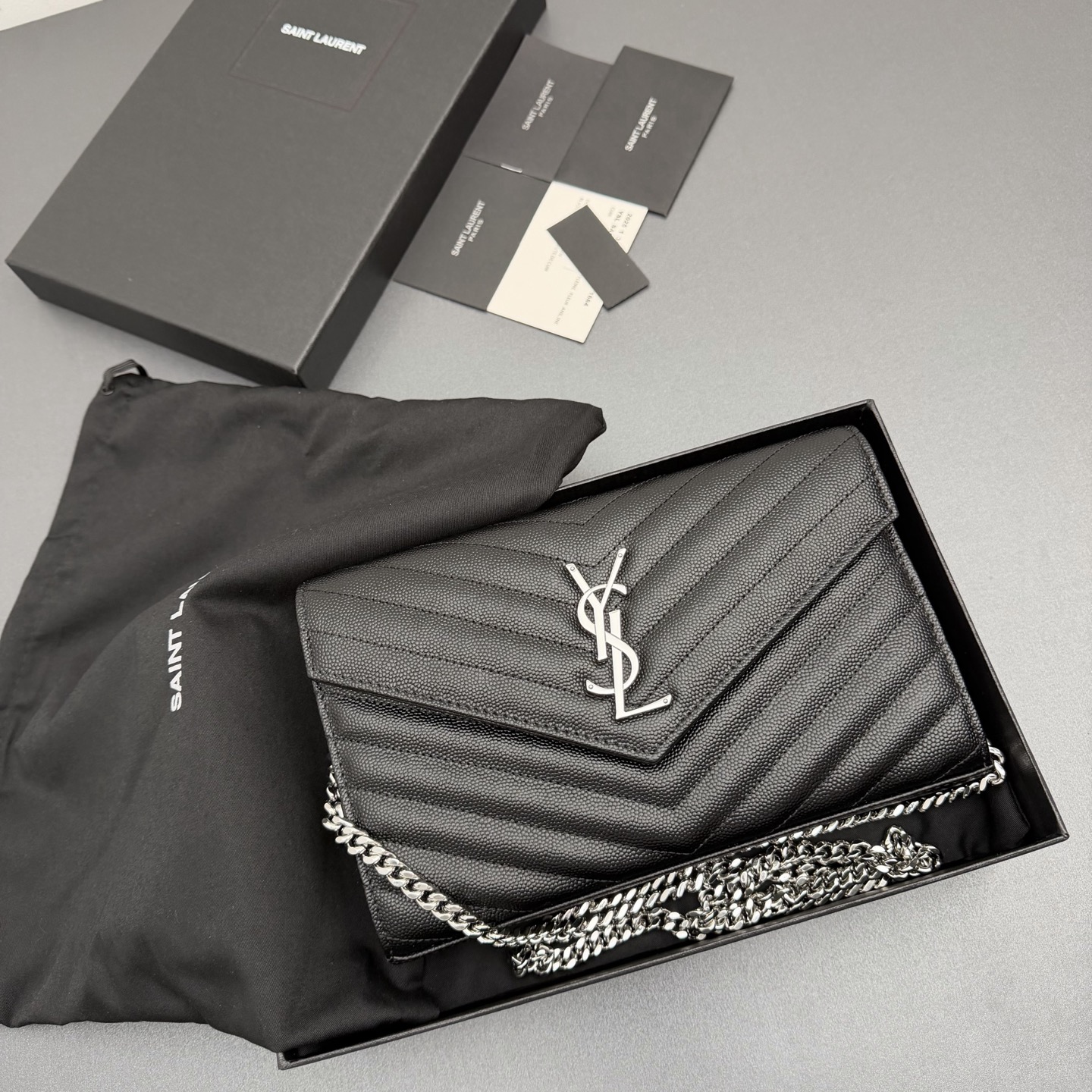 P470【特级五金原厂皮】ENVELOPE粒面皮革链条钱包
隽永链条钱包，标志性V形绗缝明缝线。实用性强，设有两个大号隔层，一个拉链口袋和多个卡槽。配备可拆卸链带，可肩背亦可手提
牛皮
银色黄铜金属配件
按扣开合
十个卡槽
纸币隔层
一个内部拉链口袋
编号: 360452  黑色球纹/银扣
尺寸:w22.5xh14xd4cm