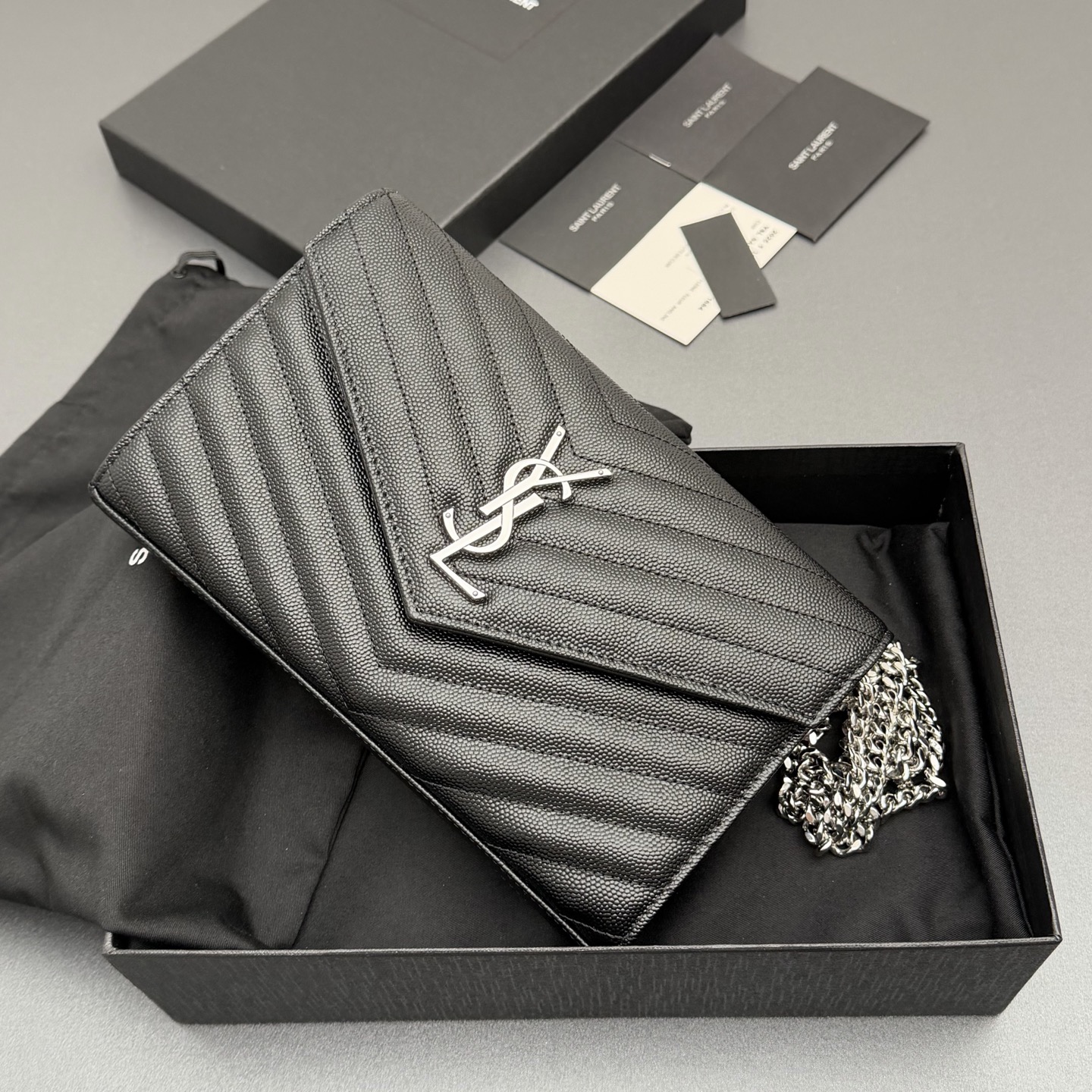 P470【特级五金原厂皮】ENVELOPE粒面皮革链条钱包
隽永链条钱包，标志性V形绗缝明缝线。实用性强，设有两个大号隔层，一个拉链口袋和多个卡槽。配备可拆卸链带，可肩背亦可手提
牛皮
银色黄铜金属配件
按扣开合
十个卡槽
纸币隔层
一个内部拉链口袋
编号: 360452  黑色球纹/银扣
尺寸:w22.5xh14xd4cm