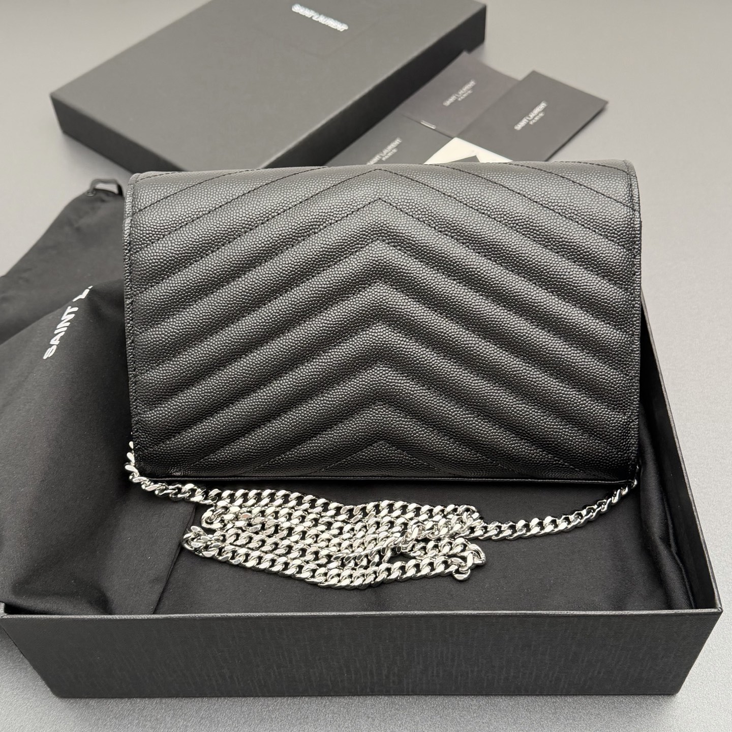 P470【特级五金原厂皮】ENVELOPE粒面皮革链条钱包
隽永链条钱包，标志性V形绗缝明缝线。实用性强，设有两个大号隔层，一个拉链口袋和多个卡槽。配备可拆卸链带，可肩背亦可手提
牛皮
银色黄铜金属配件
按扣开合
十个卡槽
纸币隔层
一个内部拉链口袋
编号: 360452  黑色球纹/银扣
尺寸:w22.5xh14xd4cm