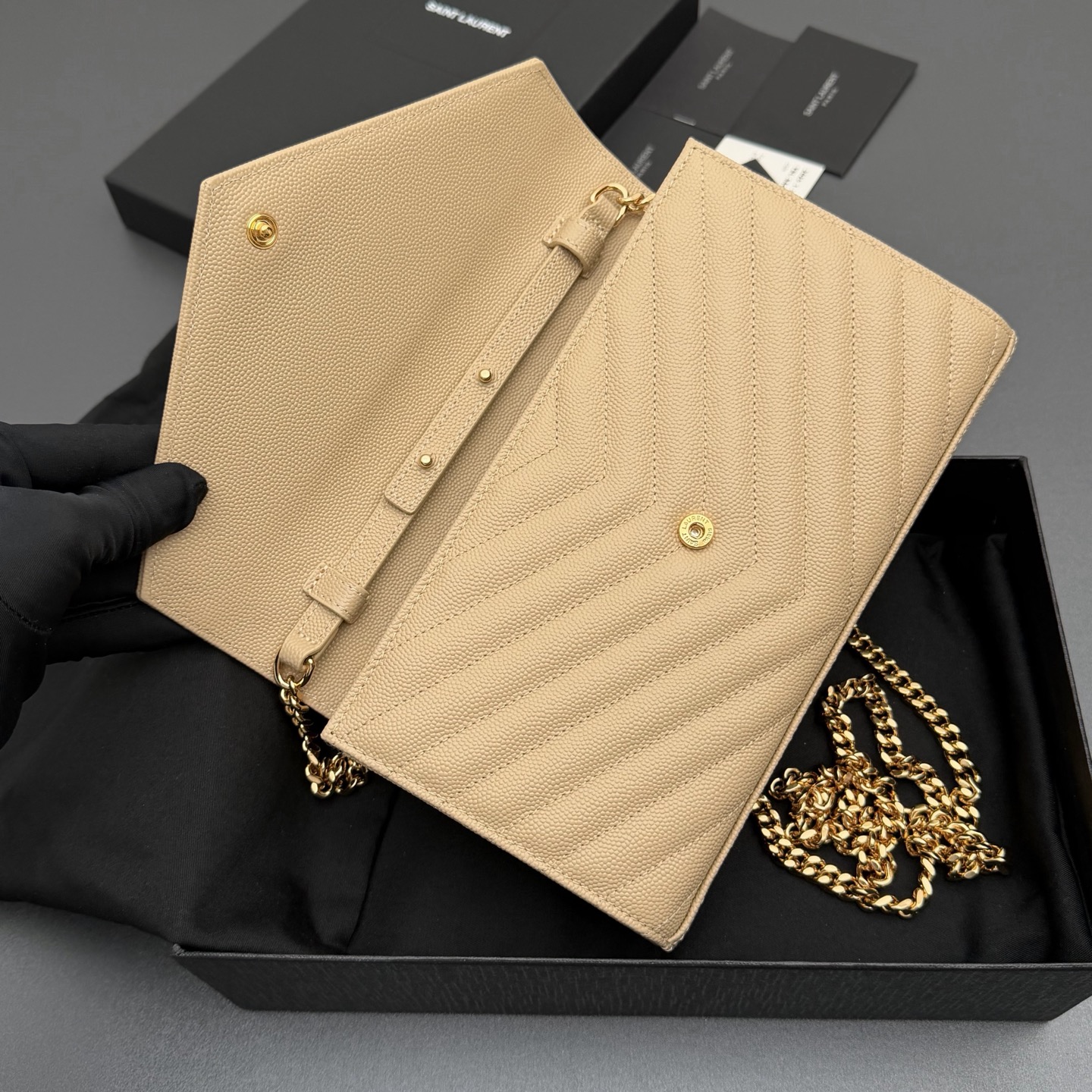 P470【特级五金原厂皮】ENVELOPE粒面皮革链条钱包
隽永链条钱包，标志性V形绗缝明缝线。实用性强，设有两个大号隔层，一个拉链口袋和多个卡槽。配备可拆卸链带，可肩背亦可手提
牛皮
金色黄铜金属配件
按扣开合
十个卡槽
纸币隔层
一个内部拉链口袋
编号: 360452  杏色球纹/金扣
尺寸:w22.5xh14xd4cm