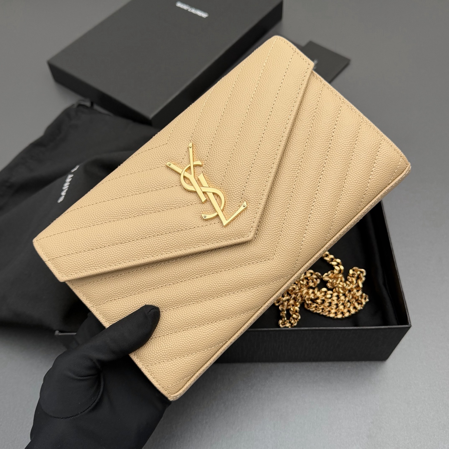 P470【特级五金原厂皮】ENVELOPE粒面皮革链条钱包
隽永链条钱包，标志性V形绗缝明缝线。实用性强，设有两个大号隔层，一个拉链口袋和多个卡槽。配备可拆卸链带，可肩背亦可手提
牛皮
金色黄铜金属配件
按扣开合
十个卡槽
纸币隔层
一个内部拉链口袋
编号: 360452  杏色球纹/金扣
尺寸:w22.5xh14xd4cm