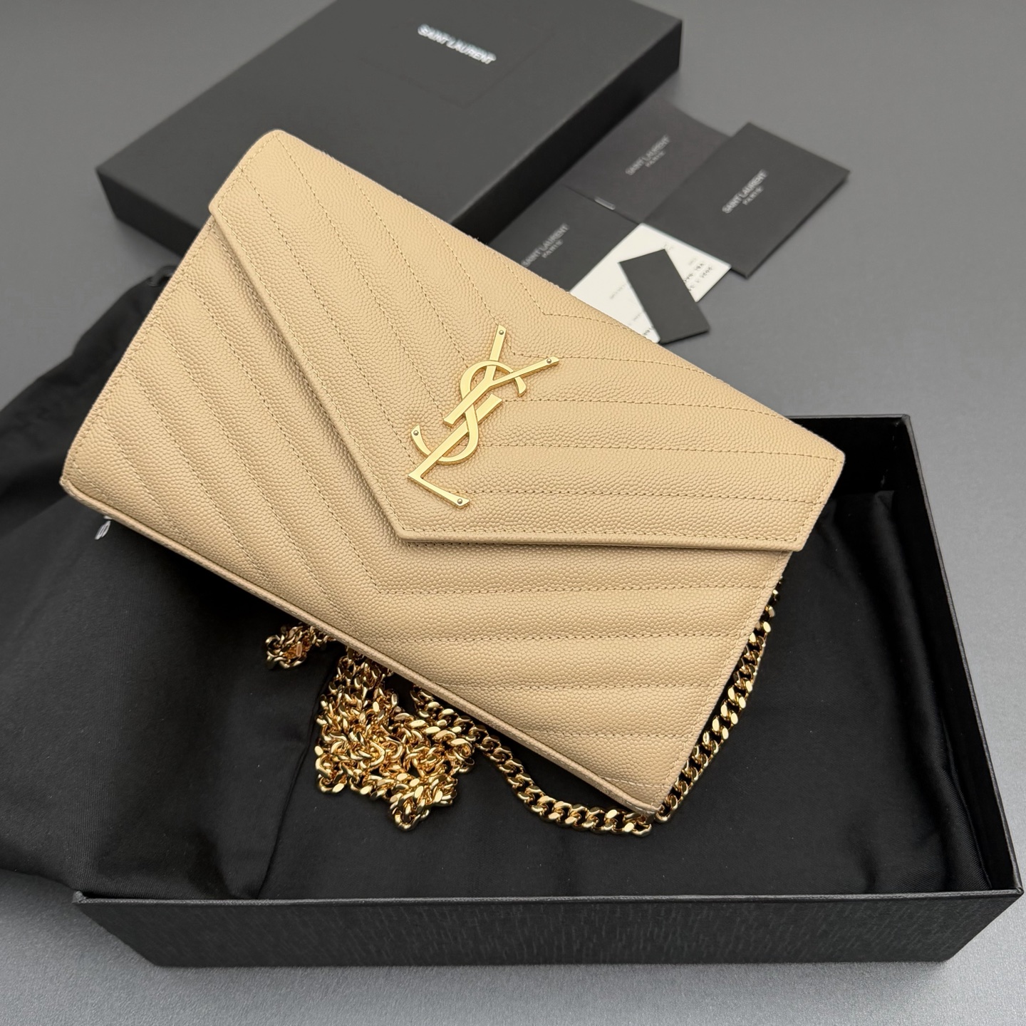 P470【特级五金原厂皮】ENVELOPE粒面皮革链条钱包
隽永链条钱包，标志性V形绗缝明缝线。实用性强，设有两个大号隔层，一个拉链口袋和多个卡槽。配备可拆卸链带，可肩背亦可手提
牛皮
金色黄铜金属配件
按扣开合
十个卡槽
纸币隔层
一个内部拉链口袋
编号: 360452  杏色球纹/金扣
尺寸:w22.5xh14xd4cm