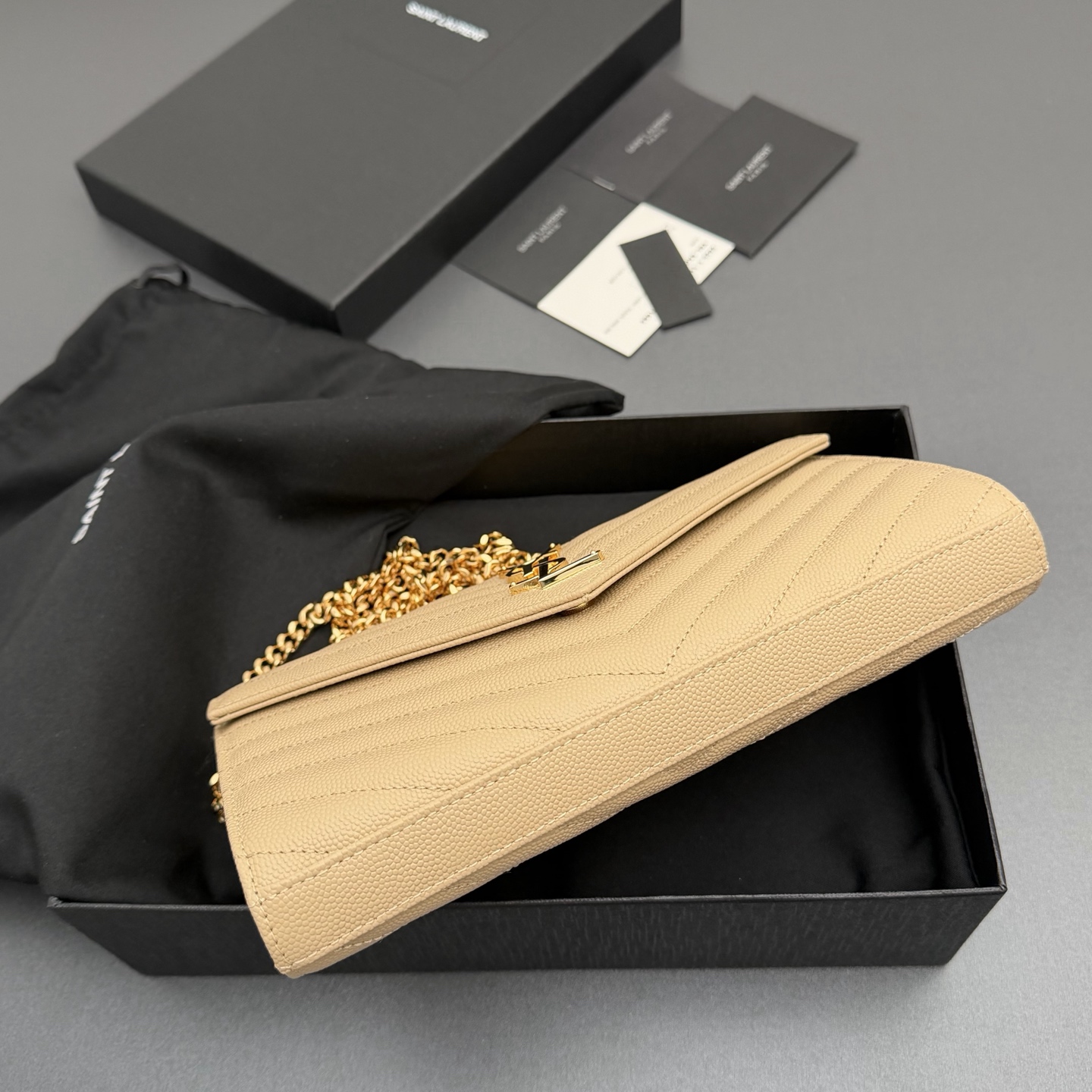 P470【特级五金原厂皮】ENVELOPE粒面皮革链条钱包
隽永链条钱包，标志性V形绗缝明缝线。实用性强，设有两个大号隔层，一个拉链口袋和多个卡槽。配备可拆卸链带，可肩背亦可手提
牛皮
金色黄铜金属配件
按扣开合
十个卡槽
纸币隔层
一个内部拉链口袋
编号: 360452  杏色球纹/金扣
尺寸:w22.5xh14xd4cm