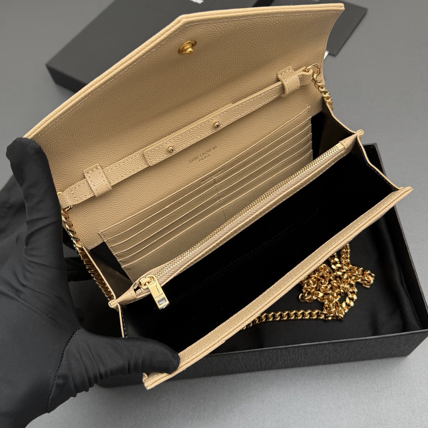 P470【特级五金原厂皮】ENVELOPE粒面皮革链条钱包
隽永链条钱包，标志性V形绗缝明缝线。实用性强，设有两个大号隔层，一个拉链口袋和多个卡槽。配备可拆卸链带，可肩背亦可手提
牛皮
金色黄铜金属配件
按扣开合
十个卡槽
纸币隔层
一个内部拉链口袋
编号: 360452  杏色球纹/金扣
尺寸:w22.5xh14xd4cm