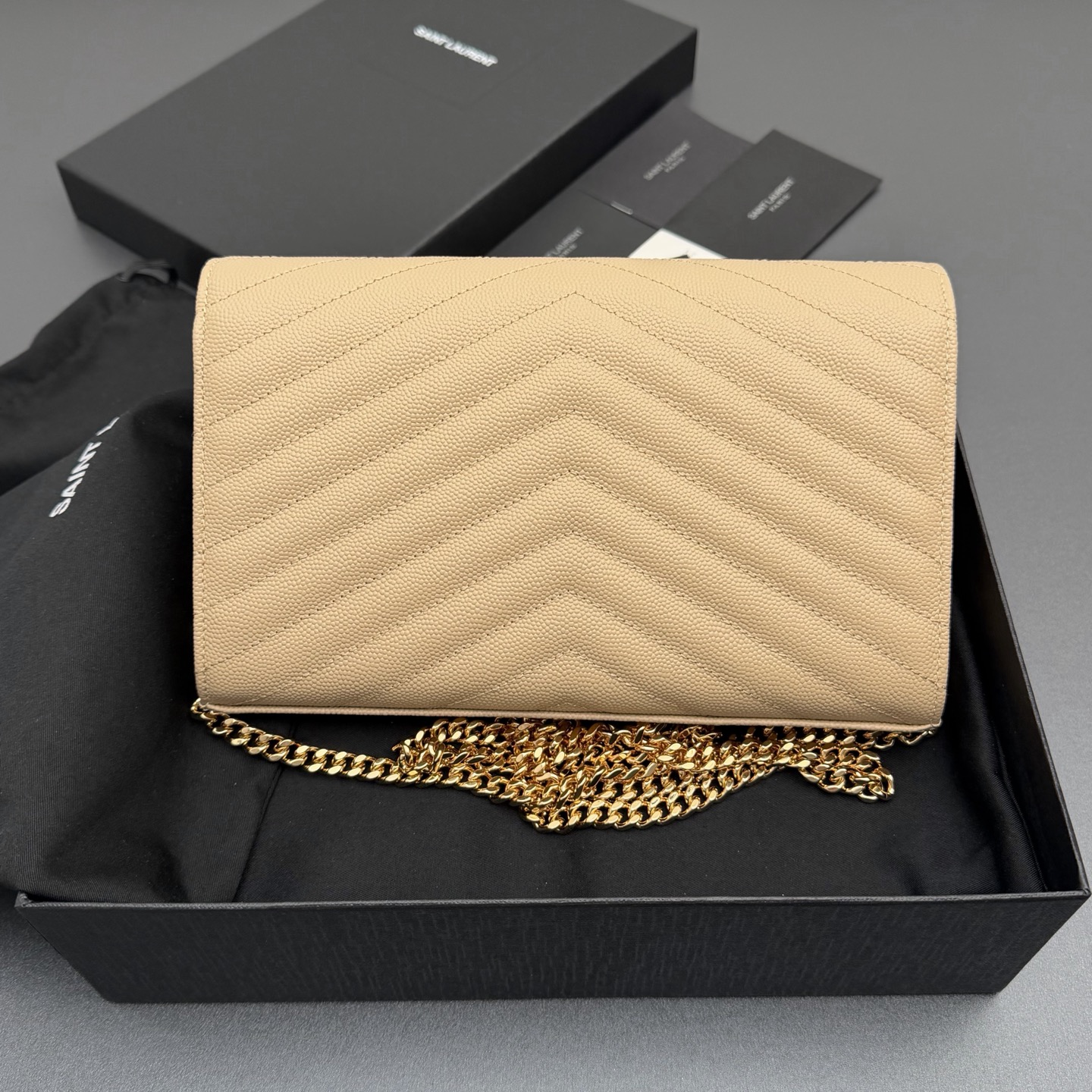 P470【特级五金原厂皮】ENVELOPE粒面皮革链条钱包
隽永链条钱包，标志性V形绗缝明缝线。实用性强，设有两个大号隔层，一个拉链口袋和多个卡槽。配备可拆卸链带，可肩背亦可手提
牛皮
金色黄铜金属配件
按扣开合
十个卡槽
纸币隔层
一个内部拉链口袋
编号: 360452  杏色球纹/金扣
尺寸:w22.5xh14xd4cm