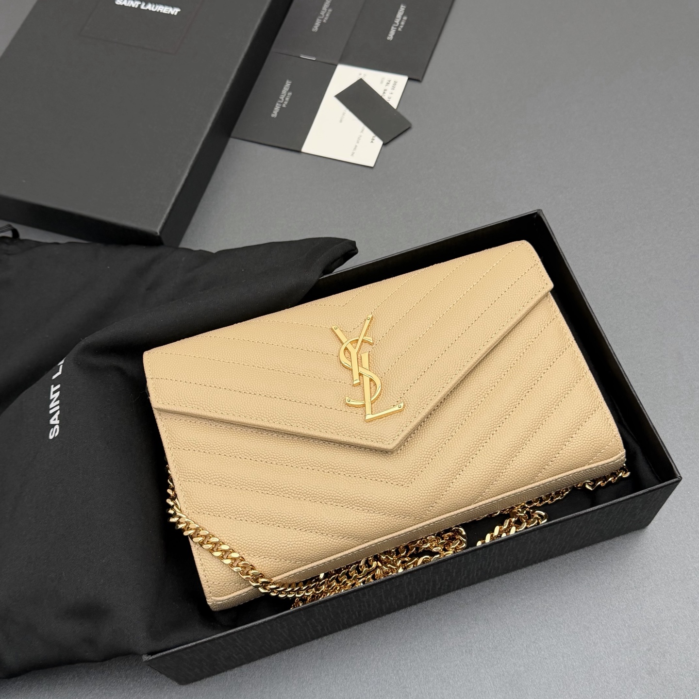 P470【特级五金原厂皮】ENVELOPE粒面皮革链条钱包
隽永链条钱包，标志性V形绗缝明缝线。实用性强，设有两个大号隔层，一个拉链口袋和多个卡槽。配备可拆卸链带，可肩背亦可手提
牛皮
金色黄铜金属配件
按扣开合
十个卡槽
纸币隔层
一个内部拉链口袋
编号: 360452  杏色球纹/金扣
尺寸:w22.5xh14xd4cm