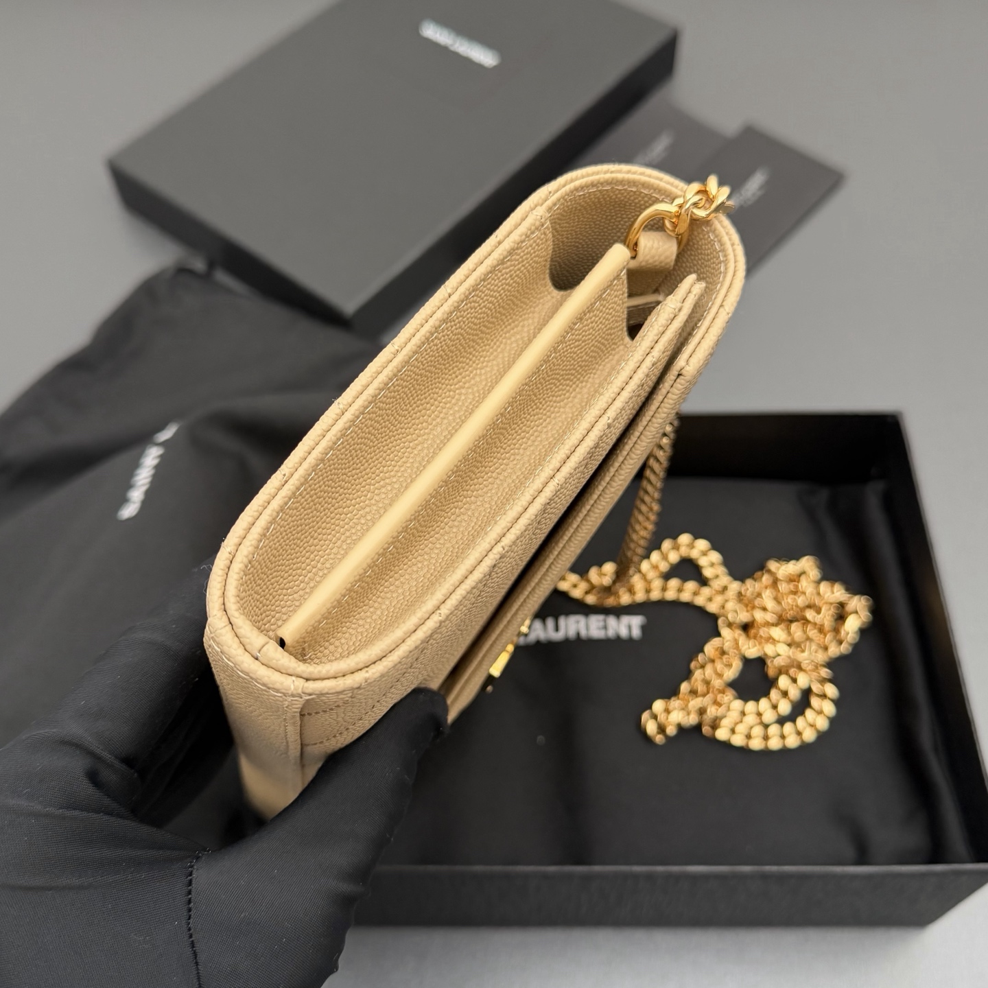 P470【特级五金原厂皮】ENVELOPE粒面皮革链条钱包
隽永链条钱包，标志性V形绗缝明缝线。实用性强，设有两个大号隔层，一个拉链口袋和多个卡槽。配备可拆卸链带，可肩背亦可手提
牛皮
金色黄铜金属配件
按扣开合
十个卡槽
纸币隔层
一个内部拉链口袋
编号: 360452  杏色球纹/金扣
尺寸:w22.5xh14xd4cm