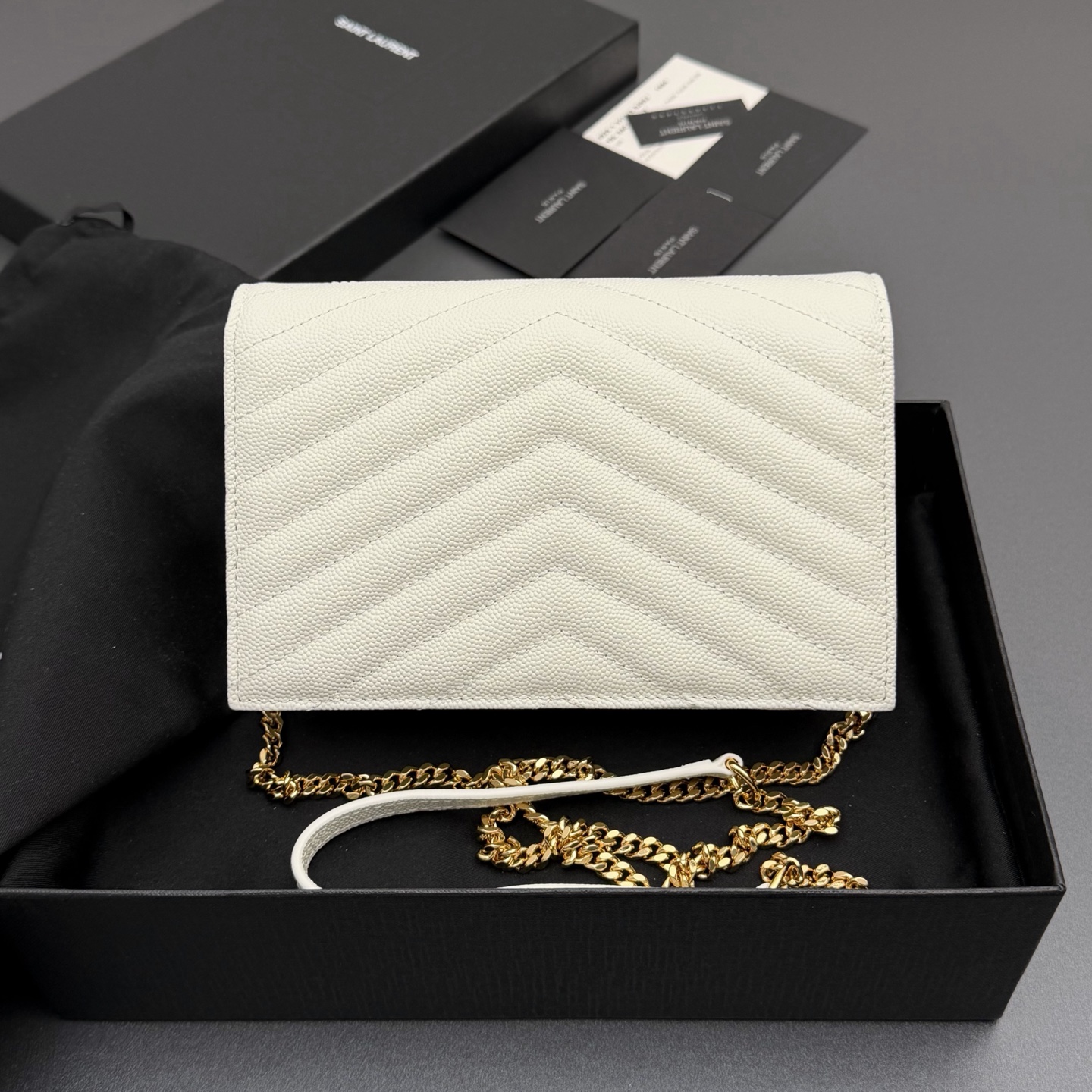 P470【特级五金原厂皮】ENVELOPE粒面皮革链条钱包
隽永链条钱包，标志性V形绗缝明缝线。实用性强，设有一个拉链口袋和多个卡槽。搭配皮革加固链接肩带，可肩背或斜挎携着。
牛皮
金色黄铜金属配件
按扣开合
六个卡槽
一个内部拉链口袋
编号: 393953 白色球纹/金扣
尺寸:w19xh12.5xd4cm