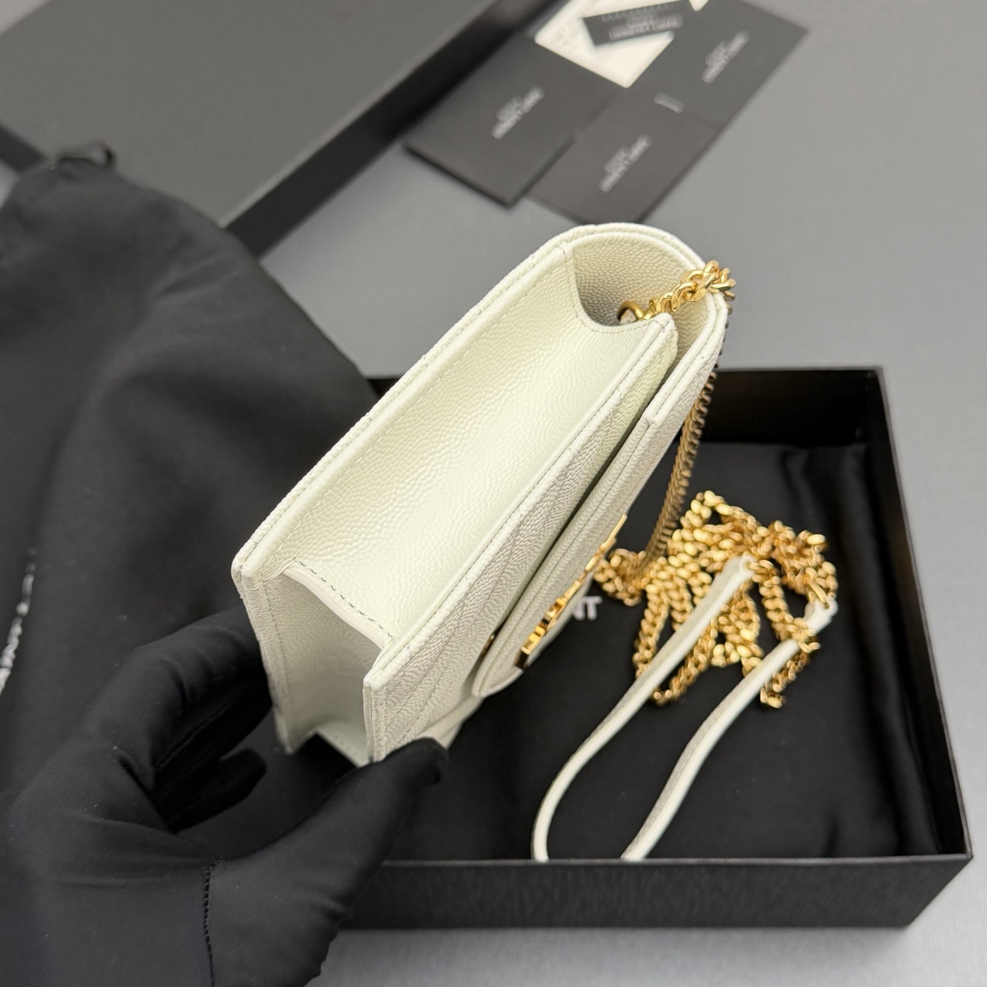 P470【特级五金原厂皮】ENVELOPE粒面皮革链条钱包
隽永链条钱包，标志性V形绗缝明缝线。实用性强，设有一个拉链口袋和多个卡槽。搭配皮革加固链接肩带，可肩背或斜挎携着。
牛皮
金色黄铜金属配件
按扣开合
六个卡槽
一个内部拉链口袋
编号: 393953 白色球纹/金扣
尺寸:w19xh12.5xd4cm