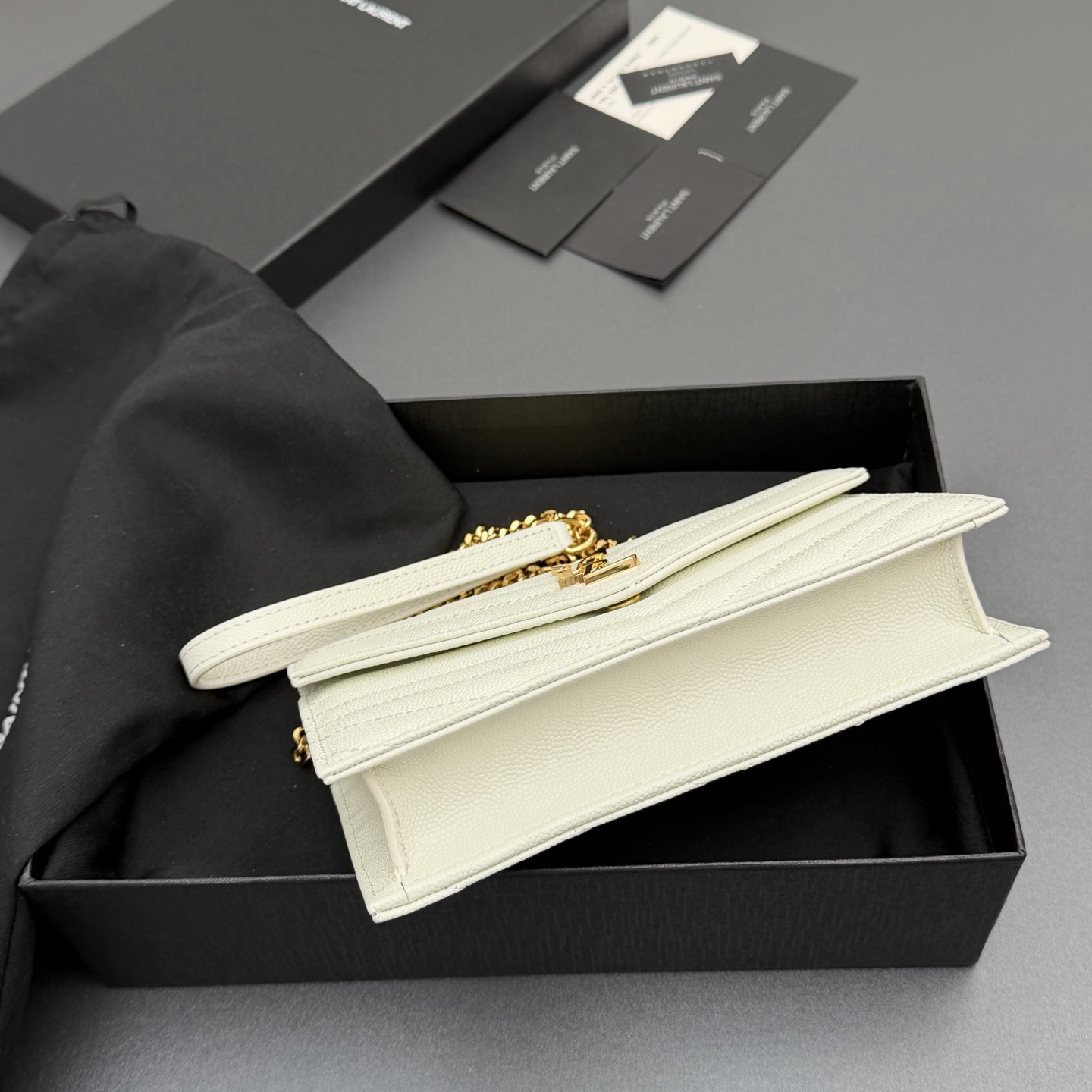 P470【特级五金原厂皮】ENVELOPE粒面皮革链条钱包
隽永链条钱包，标志性V形绗缝明缝线。实用性强，设有一个拉链口袋和多个卡槽。搭配皮革加固链接肩带，可肩背或斜挎携着。
牛皮
金色黄铜金属配件
按扣开合
六个卡槽
一个内部拉链口袋
编号: 393953 白色球纹/金扣
尺寸:w19xh12.5xd4cm