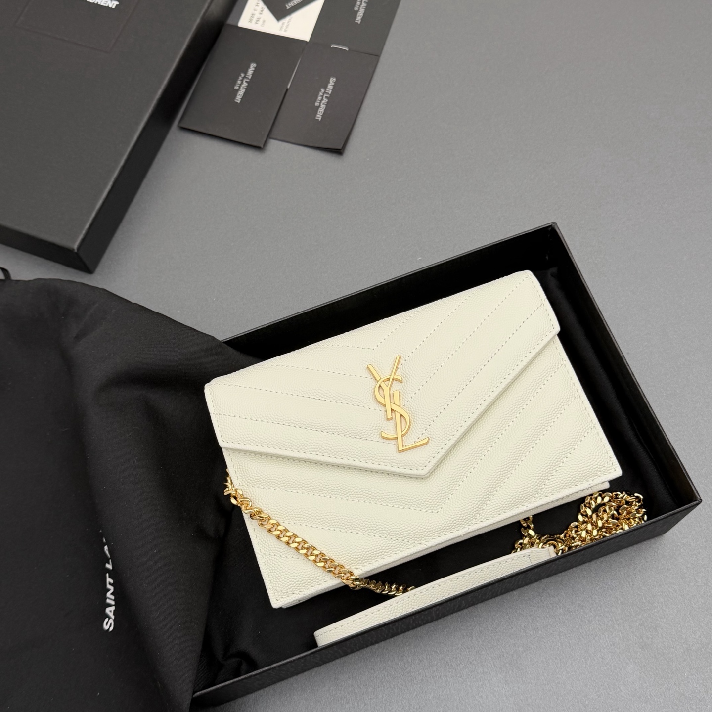 P470【特级五金原厂皮】ENVELOPE粒面皮革链条钱包
隽永链条钱包，标志性V形绗缝明缝线。实用性强，设有一个拉链口袋和多个卡槽。搭配皮革加固链接肩带，可肩背或斜挎携着。
牛皮
金色黄铜金属配件
按扣开合
六个卡槽
一个内部拉链口袋
编号: 393953 白色球纹/金扣
尺寸:w19xh12.5xd4cm