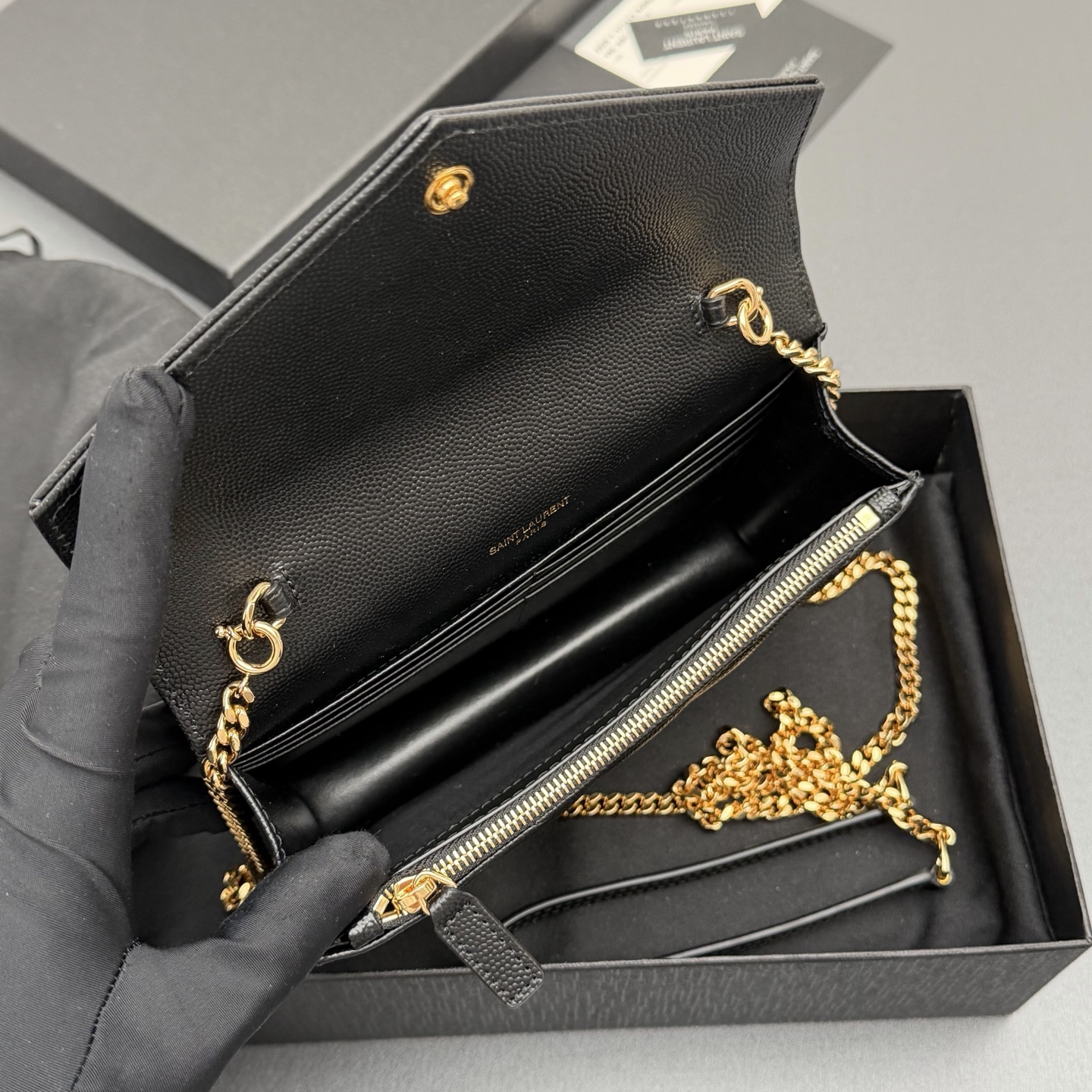 P470【特级五金原厂皮】ENVELOPE粒面皮革链条钱包
隽永链条钱包，标志性V形绗缝明缝线。实用性强，设有一个拉链口袋和多个卡槽。搭配皮革加固链接肩带，可肩背或斜挎携着。
牛皮
金色黄铜金属配件
按扣开合
六个卡槽
一个内部拉链口袋
编号: 393953 黑色球纹/金扣
尺寸:w19xh12.5xd4cm