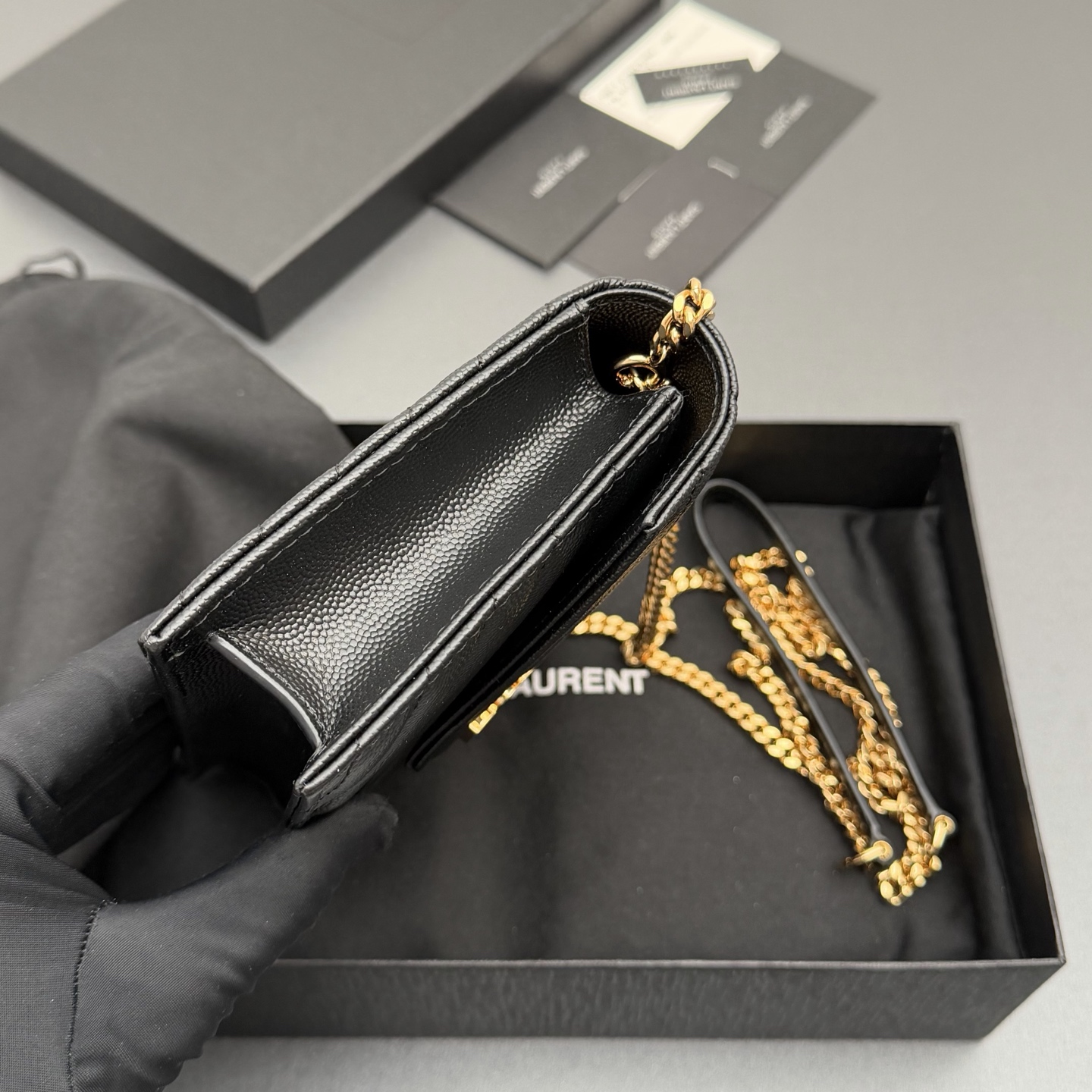 P470【特级五金原厂皮】ENVELOPE粒面皮革链条钱包
隽永链条钱包，标志性V形绗缝明缝线。实用性强，设有一个拉链口袋和多个卡槽。搭配皮革加固链接肩带，可肩背或斜挎携着。
牛皮
金色黄铜金属配件
按扣开合
六个卡槽
一个内部拉链口袋
编号: 393953 黑色球纹/金扣
尺寸:w19xh12.5xd4cm