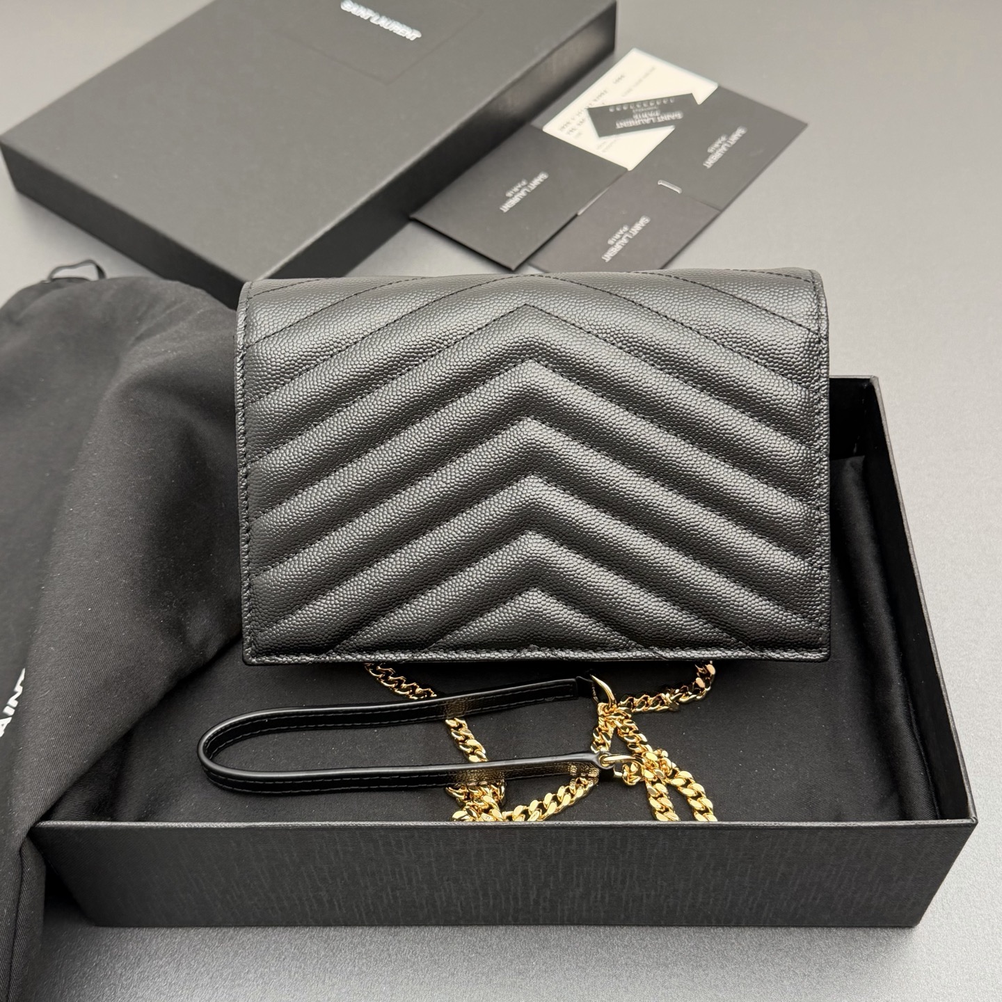 P470【特级五金原厂皮】ENVELOPE粒面皮革链条钱包
隽永链条钱包，标志性V形绗缝明缝线。实用性强，设有一个拉链口袋和多个卡槽。搭配皮革加固链接肩带，可肩背或斜挎携着。
牛皮
金色黄铜金属配件
按扣开合
六个卡槽
一个内部拉链口袋
编号: 393953 黑色球纹/金扣
尺寸:w19xh12.5xd4cm