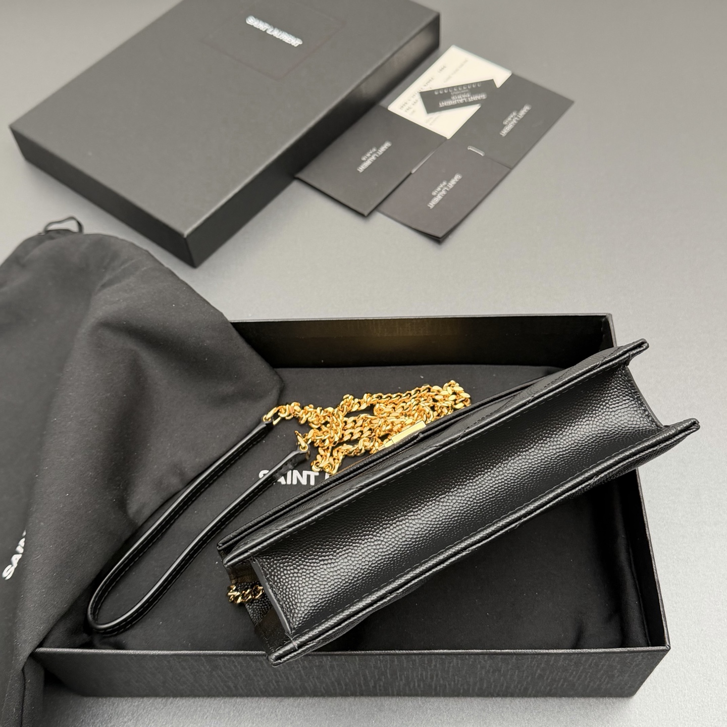 P470【特级五金原厂皮】ENVELOPE粒面皮革链条钱包
隽永链条钱包，标志性V形绗缝明缝线。实用性强，设有一个拉链口袋和多个卡槽。搭配皮革加固链接肩带，可肩背或斜挎携着。
牛皮
金色黄铜金属配件
按扣开合
六个卡槽
一个内部拉链口袋
编号: 393953 黑色球纹/金扣
尺寸:w19xh12.5xd4cm