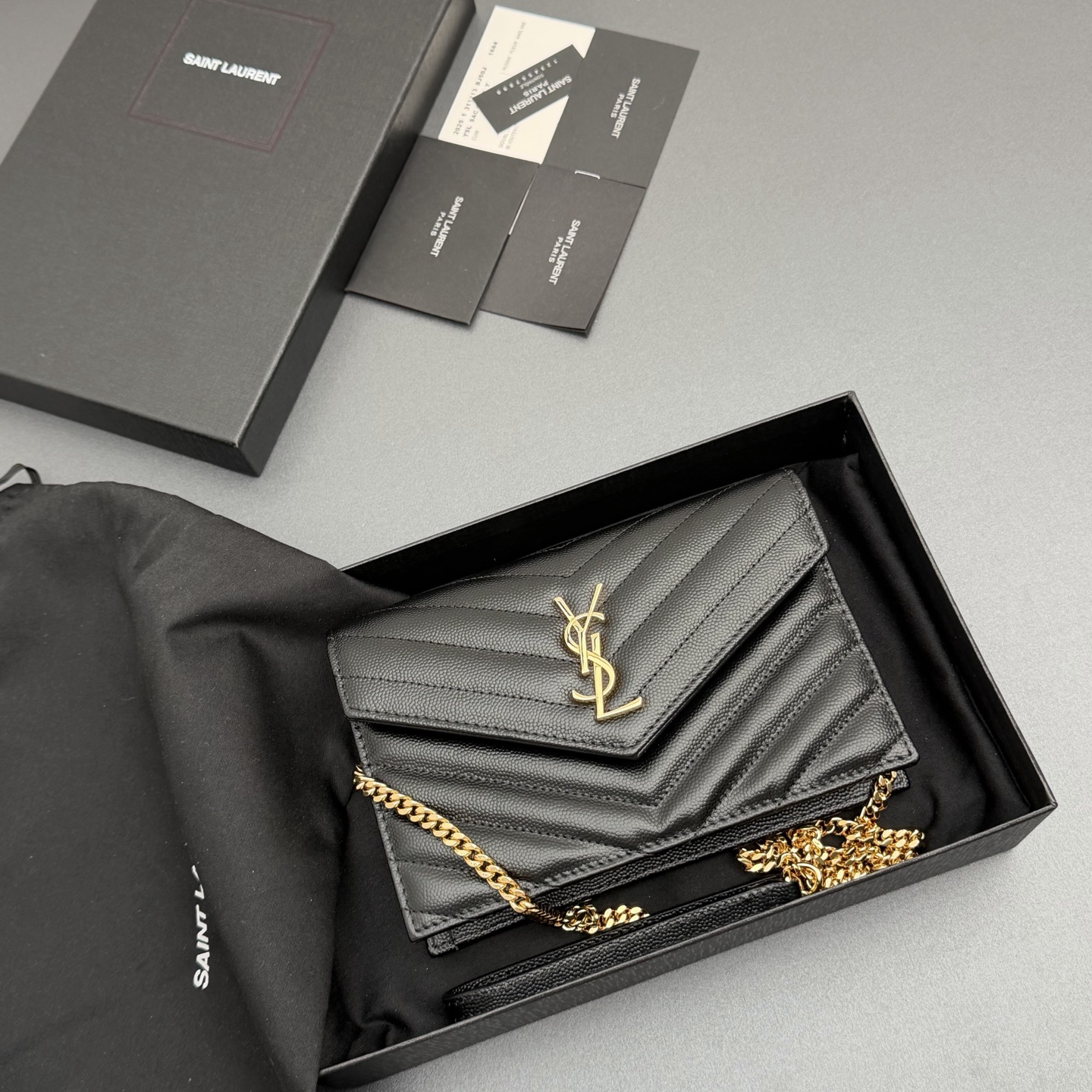 P470【特级五金原厂皮】ENVELOPE粒面皮革链条钱包
隽永链条钱包，标志性V形绗缝明缝线。实用性强，设有一个拉链口袋和多个卡槽。搭配皮革加固链接肩带，可肩背或斜挎携着。
牛皮
金色黄铜金属配件
按扣开合
六个卡槽
一个内部拉链口袋
编号: 393953 黑色球纹/金扣
尺寸:w19xh12.5xd4cm