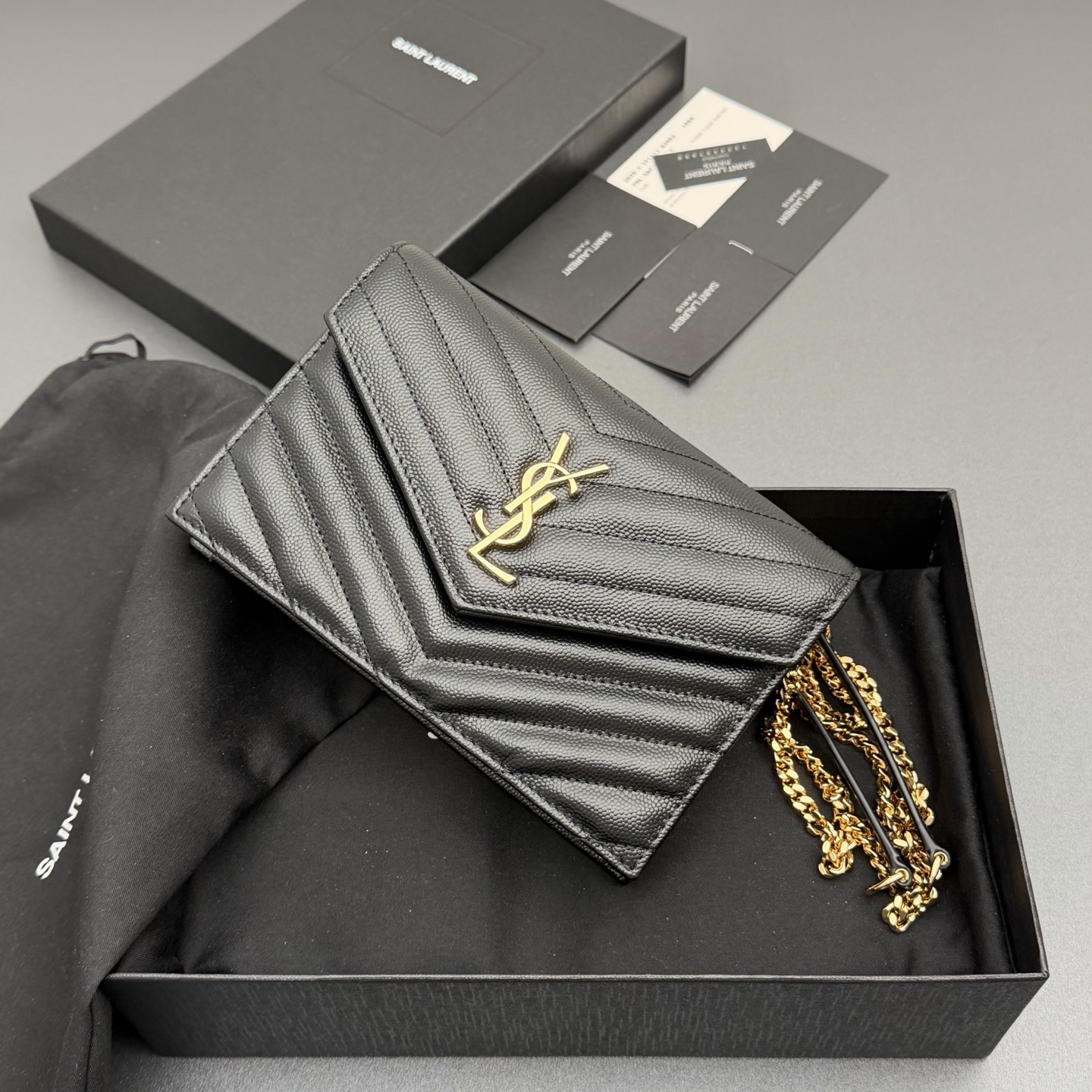 P470【特级五金原厂皮】ENVELOPE粒面皮革链条钱包
隽永链条钱包，标志性V形绗缝明缝线。实用性强，设有一个拉链口袋和多个卡槽。搭配皮革加固链接肩带，可肩背或斜挎携着。
牛皮
金色黄铜金属配件
按扣开合
六个卡槽
一个内部拉链口袋
编号: 393953 黑色球纹/金扣
尺寸:w19xh12.5xd4cm