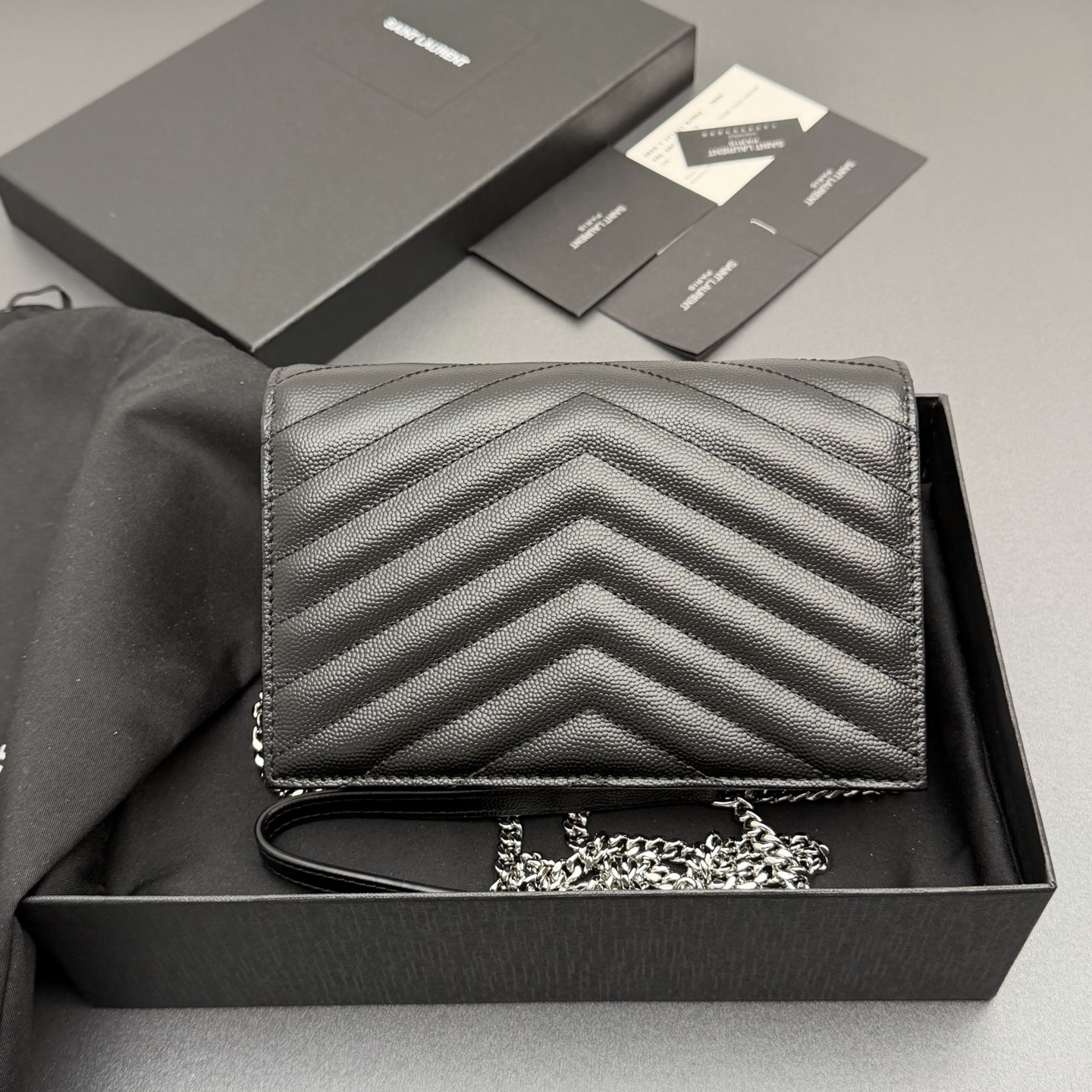 P470【特级五金原厂皮】ENVELOPE粒面皮革链条钱包
隽永链条钱包，标志性V形绗缝明缝线。实用性强，设有一个拉链口袋和多个卡槽。搭配皮革加固链接肩带，可肩背或斜挎携着。
牛皮
银色黄铜金属配件
按扣开合
六个卡槽
一个内部拉链口袋
编号: 393953 黑色球纹/银扣
尺寸:w19xh12.5xd4cm