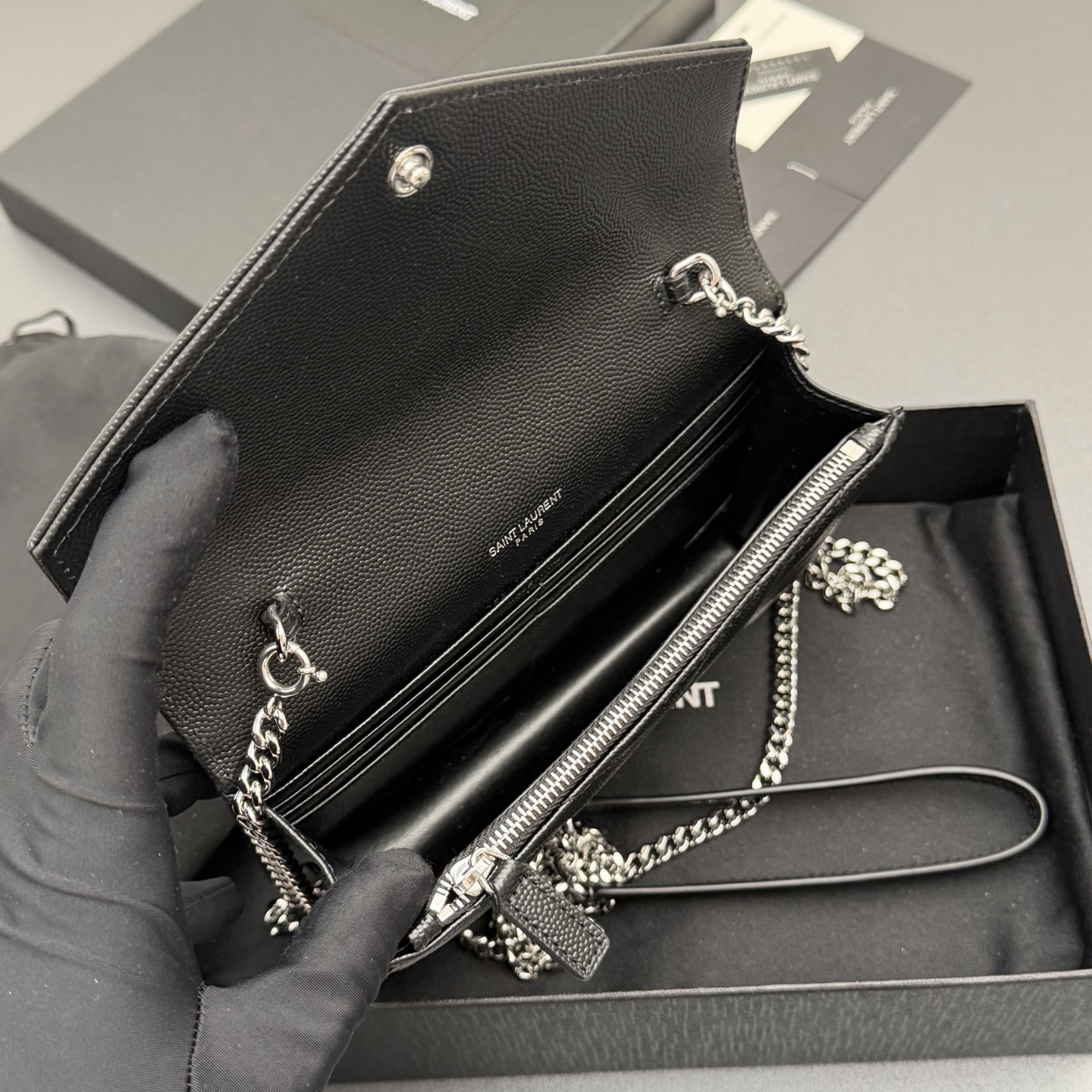 P470【特级五金原厂皮】ENVELOPE粒面皮革链条钱包
隽永链条钱包，标志性V形绗缝明缝线。实用性强，设有一个拉链口袋和多个卡槽。搭配皮革加固链接肩带，可肩背或斜挎携着。
牛皮
银色黄铜金属配件
按扣开合
六个卡槽
一个内部拉链口袋
编号: 393953 黑色球纹/银扣
尺寸:w19xh12.5xd4cm