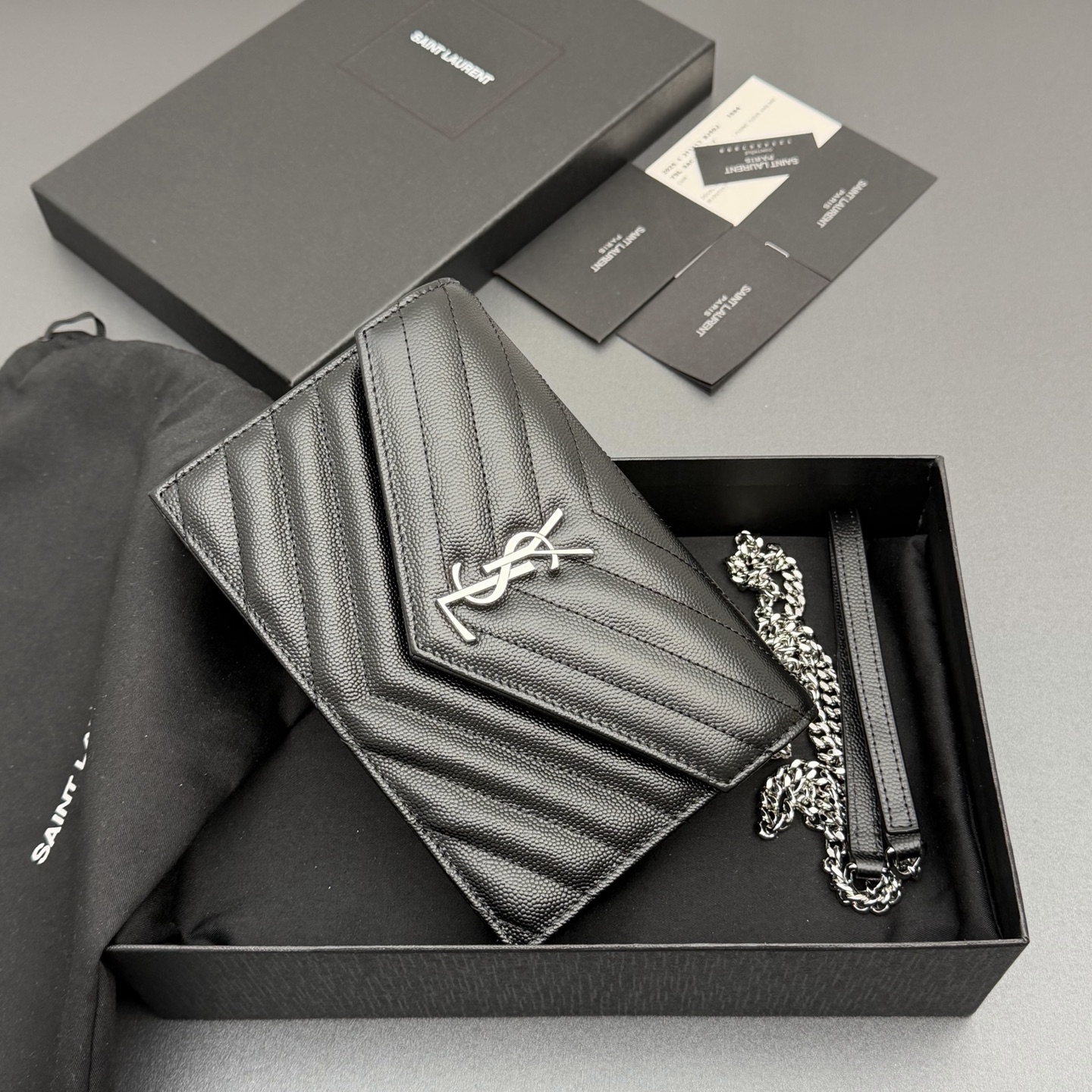 P470【特级五金原厂皮】ENVELOPE粒面皮革链条钱包
隽永链条钱包，标志性V形绗缝明缝线。实用性强，设有一个拉链口袋和多个卡槽。搭配皮革加固链接肩带，可肩背或斜挎携着。
牛皮
银色黄铜金属配件
按扣开合
六个卡槽
一个内部拉链口袋
编号: 393953 黑色球纹/银扣
尺寸:w19xh12.5xd4cm