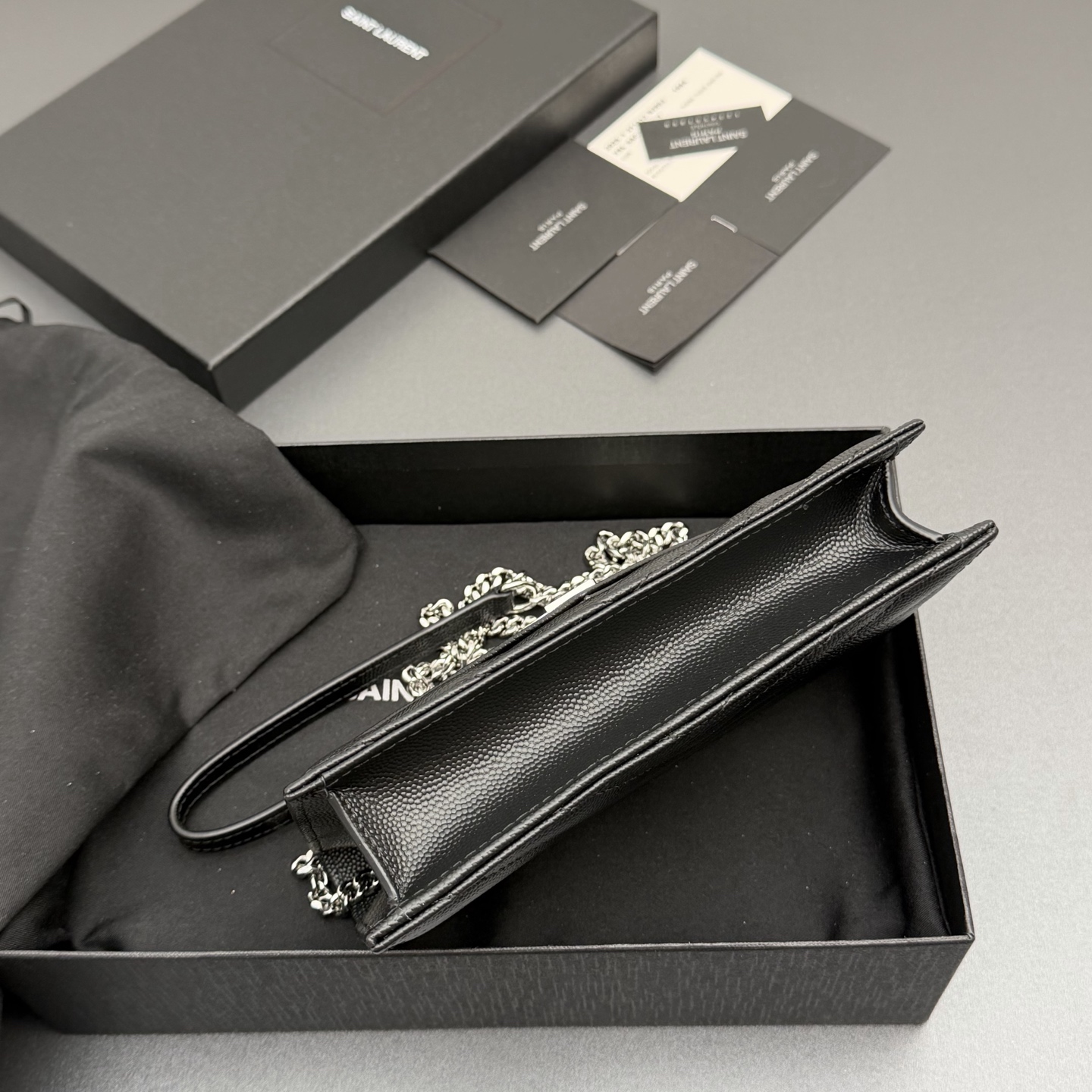 P470【特级五金原厂皮】ENVELOPE粒面皮革链条钱包
隽永链条钱包，标志性V形绗缝明缝线。实用性强，设有一个拉链口袋和多个卡槽。搭配皮革加固链接肩带，可肩背或斜挎携着。
牛皮
银色黄铜金属配件
按扣开合
六个卡槽
一个内部拉链口袋
编号: 393953 黑色球纹/银扣
尺寸:w19xh12.5xd4cm