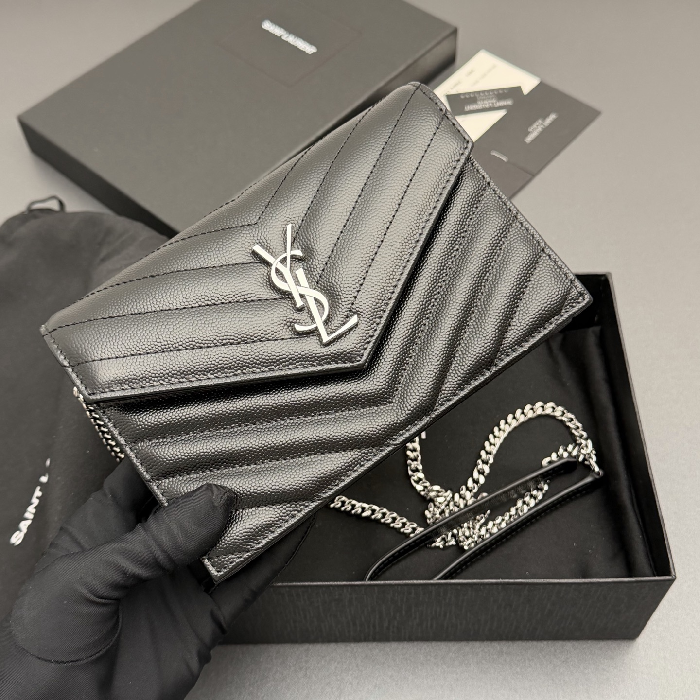 P470【特级五金原厂皮】ENVELOPE粒面皮革链条钱包
隽永链条钱包，标志性V形绗缝明缝线。实用性强，设有一个拉链口袋和多个卡槽。搭配皮革加固链接肩带，可肩背或斜挎携着。
牛皮
银色黄铜金属配件
按扣开合
六个卡槽
一个内部拉链口袋
编号: 393953 黑色球纹/银扣
尺寸:w19xh12.5xd4cm