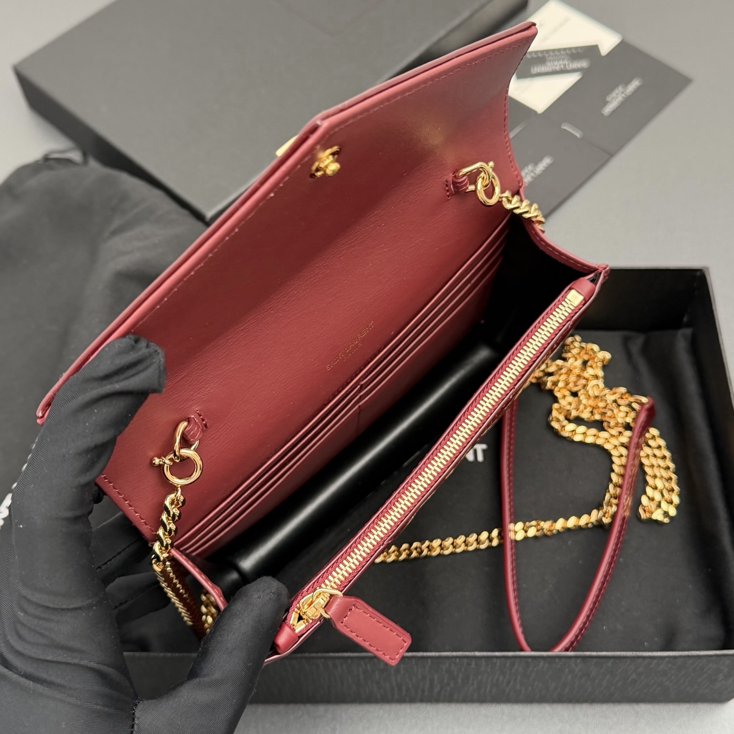 P470【特级五金原厂皮】ENVELOPE漆皮亮面皮革链条钱包
隽永链条钱包，标志性V形绗缝明缝线。实用性强，设有一个拉链口袋和多个卡槽。搭配皮革加固链接肩带，可肩背或斜挎携着。
牛皮
黑枪色黄铜金属配件
按扣开合
六个卡槽
一个内部拉链口袋
编号: 393953 酒红漆皮/金扣
尺寸:w19xh12.5xd4cm