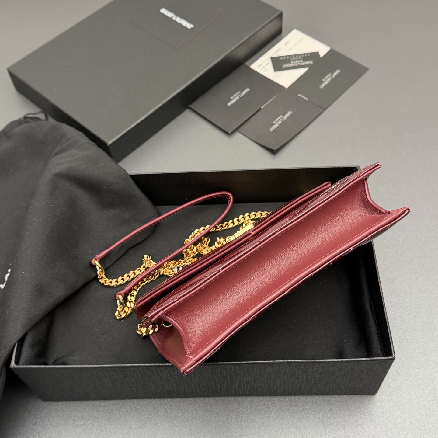 P470【特级五金原厂皮】ENVELOPE漆皮亮面皮革链条钱包
隽永链条钱包，标志性V形绗缝明缝线。实用性强，设有一个拉链口袋和多个卡槽。搭配皮革加固链接肩带，可肩背或斜挎携着。
牛皮
黑枪色黄铜金属配件
按扣开合
六个卡槽
一个内部拉链口袋
编号: 393953 酒红漆皮/金扣
尺寸:w19xh12.5xd4cm