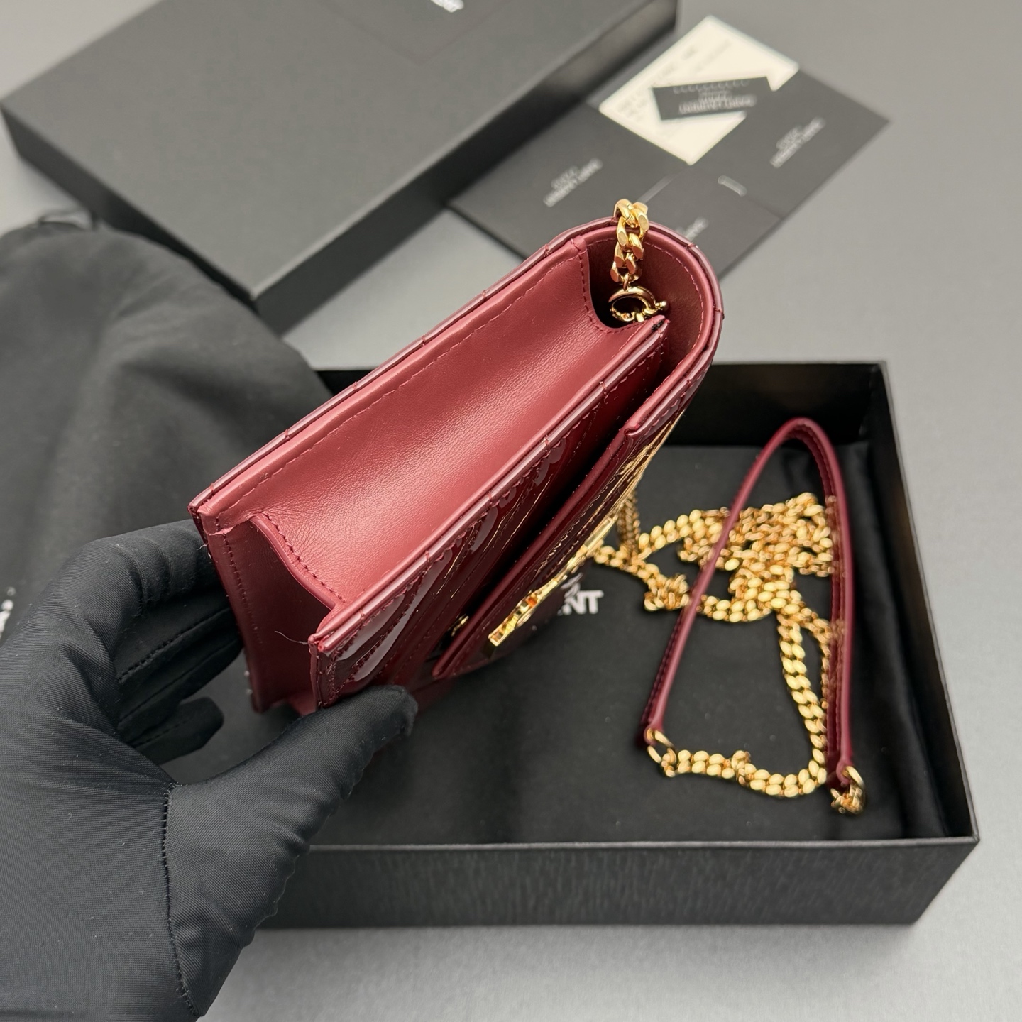 P470【特级五金原厂皮】ENVELOPE漆皮亮面皮革链条钱包
隽永链条钱包，标志性V形绗缝明缝线。实用性强，设有一个拉链口袋和多个卡槽。搭配皮革加固链接肩带，可肩背或斜挎携着。
牛皮
黑枪色黄铜金属配件
按扣开合
六个卡槽
一个内部拉链口袋
编号: 393953 酒红漆皮/金扣
尺寸:w19xh12.5xd4cm