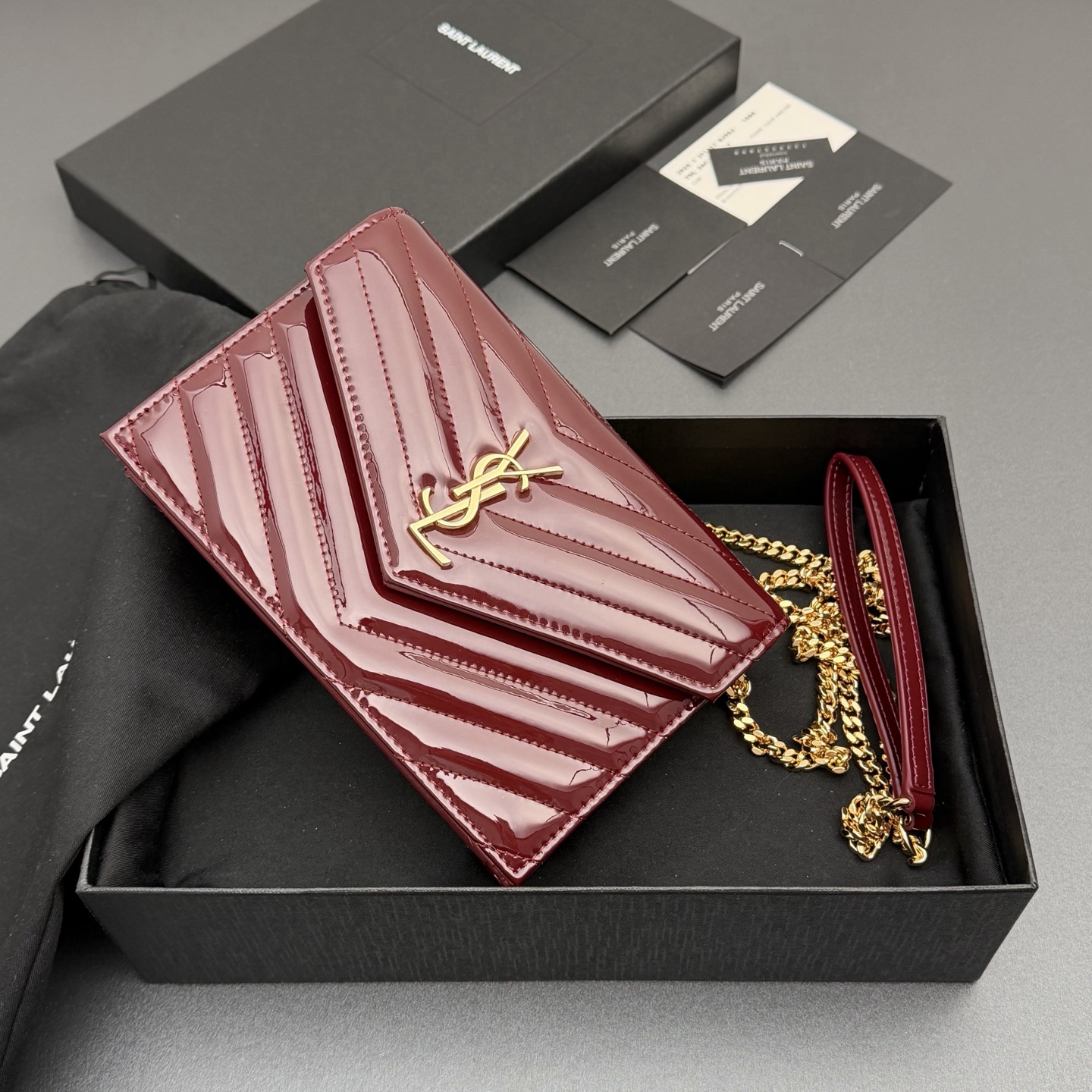 P470【特级五金原厂皮】ENVELOPE漆皮亮面皮革链条钱包
隽永链条钱包，标志性V形绗缝明缝线。实用性强，设有一个拉链口袋和多个卡槽。搭配皮革加固链接肩带，可肩背或斜挎携着。
牛皮
黑枪色黄铜金属配件
按扣开合
六个卡槽
一个内部拉链口袋
编号: 393953 酒红漆皮/金扣
尺寸:w19xh12.5xd4cm