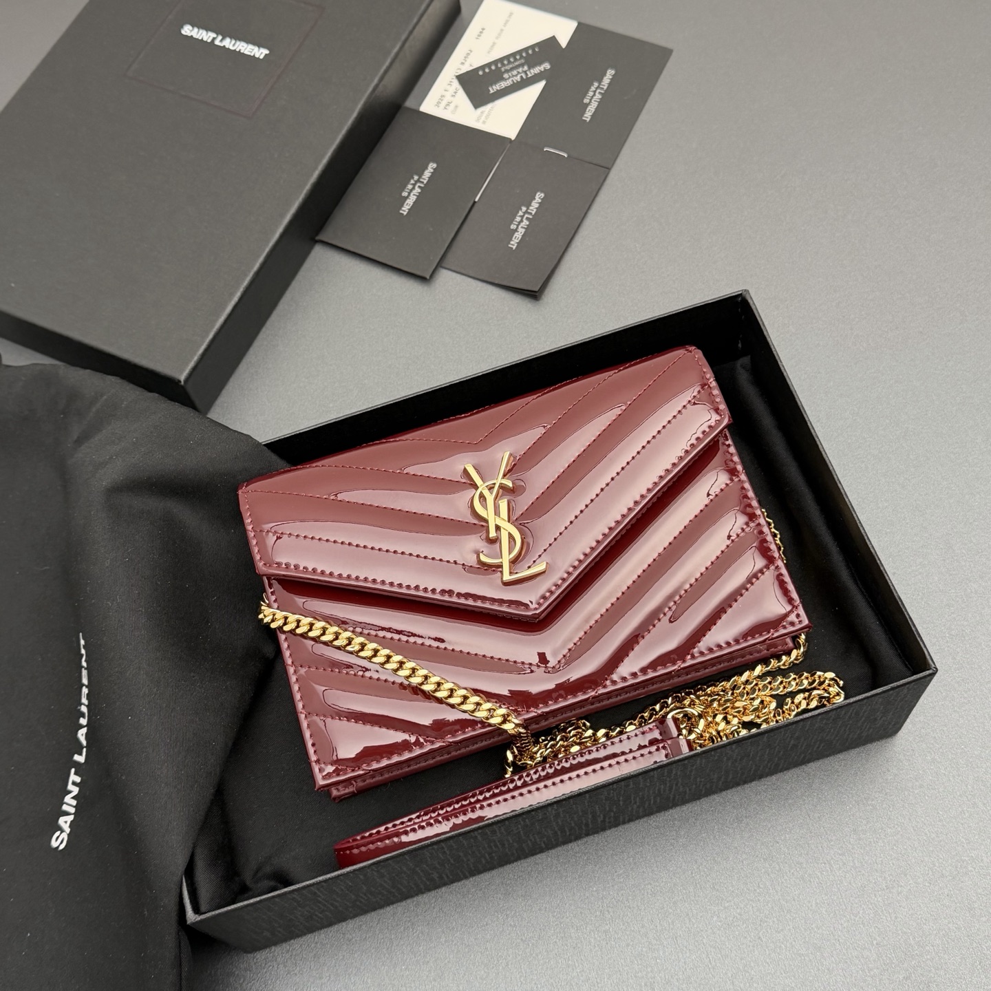 P470【特级五金原厂皮】ENVELOPE漆皮亮面皮革链条钱包
隽永链条钱包，标志性V形绗缝明缝线。实用性强，设有一个拉链口袋和多个卡槽。搭配皮革加固链接肩带，可肩背或斜挎携着。
牛皮
黑枪色黄铜金属配件
按扣开合
六个卡槽
一个内部拉链口袋
编号: 393953 酒红漆皮/金扣
尺寸:w19xh12.5xd4cm