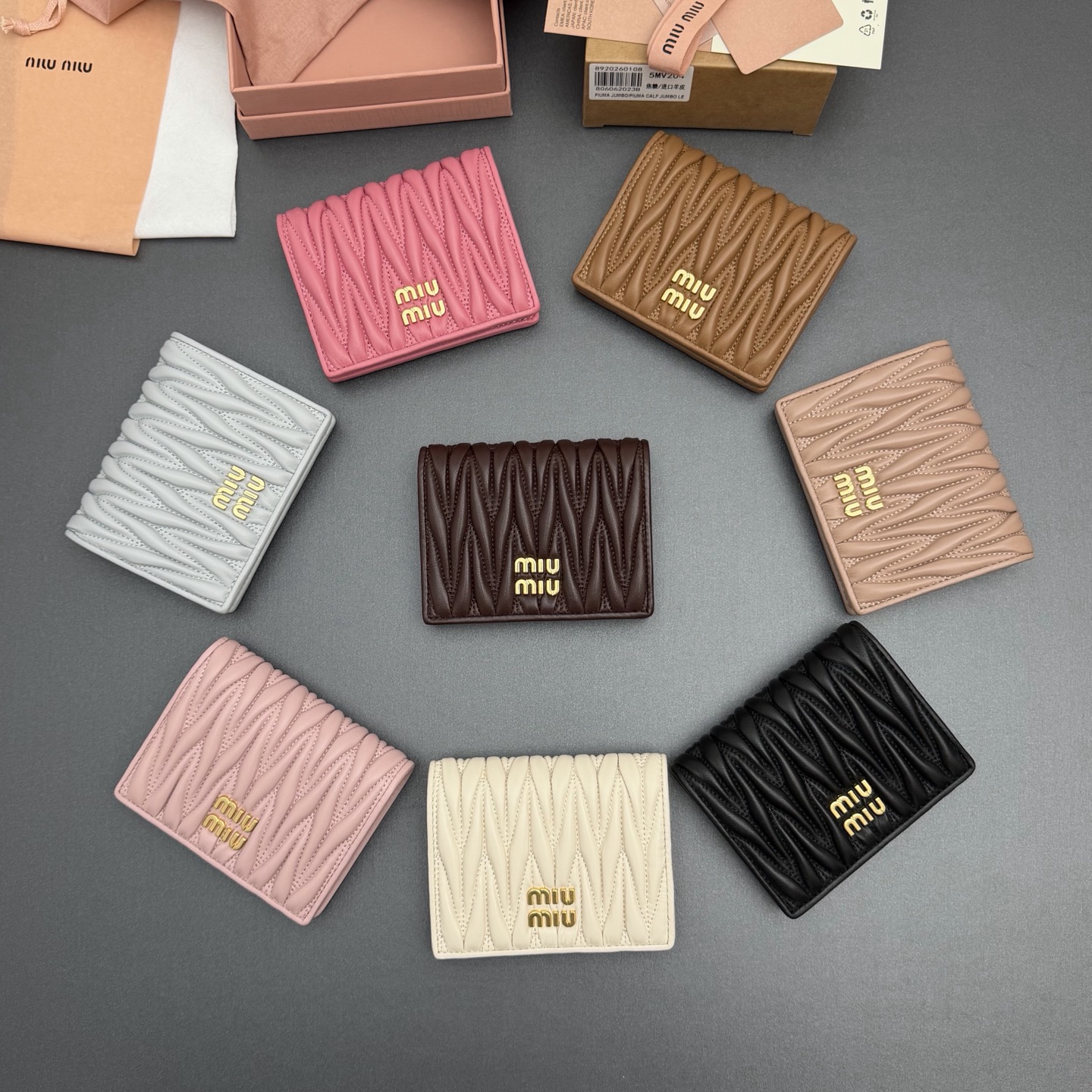 NO:714117,[Special grade hardware imported original leather] MATELASS sheepskin small wallet This wallet cleverly creates a 3D effect with unique textures, and is decorated with a metal lettering logo to fully display the brand style. The spacious interior is equipped with card slots and compartments to demonstrate functionality. Snap button closure Metal lettering logo One banknote compartment Three card slots Two internal pockets Internal clamshell coin pocket with lining Number: 5MV204  Size: width 8.5 cm x height 11.2 cm, miumiu, miumiu, wallets, sheepskin19860909【特级五金进口原厂皮】 MATELASS羊皮革小号钱包 这款钱夹藉由别致纹理巧妙营造3D立体效果,辅以金属刻字徽标装饰,尽显品牌格调,$宽敞的内部空间伴有卡槽和隔层,彰显功能性. 按扣开合 金属刻字徽标 一个钞票隔层 三个卡槽 两个内部口袋 内部翻盖式零钱袋带衬里 编号:5MV204  尺寸:宽度8.5厘米x高度11.2厘米,miumiu,miumiu,wallets,sheepskin,欧美剧