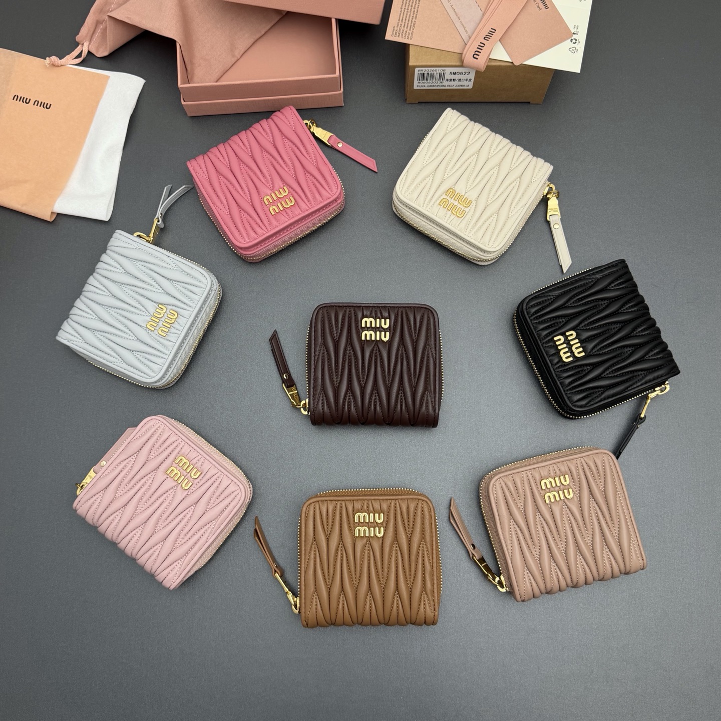 NO:714120,[Special grade hardware imported original leather] MATELASS sheepskin short zipper wallet. This wallet cleverly creates a 3D effect with unique textures, and is decorated with a metal lettering logo to fully display the brand style. The spacious interior is equipped with card slots and compartments to demonstrate functionality. Snap button closure Metal lettering logo One banknote compartment Eight card slots Two internal pockets Two compartments inside the zipper, in sheepskin No.: 5MO522  Size: width 10.2 cm x height 9.5 cm, miumiu, miumiu, wallets, sheepskin19860909【特级五金进口原厂皮】 MATELASS羊皮革短款拉链包钱包 这款钱夹藉由别致纹理巧妙营造3D立体效果,辅以金属刻字徽标装饰,尽显品牌格调,$宽敞的内部空间伴有卡槽和隔层,彰显功能性. 按扣开合 金属刻字徽标 一个钞票隔层 八个卡槽 两个内部口袋 拉链内部两个隔层,羊皮里 编号:5MO522 尺寸:宽度10.2厘米x高度9.5厘米,miumiu,miumiu,wallets,sheepskin,欧美剧