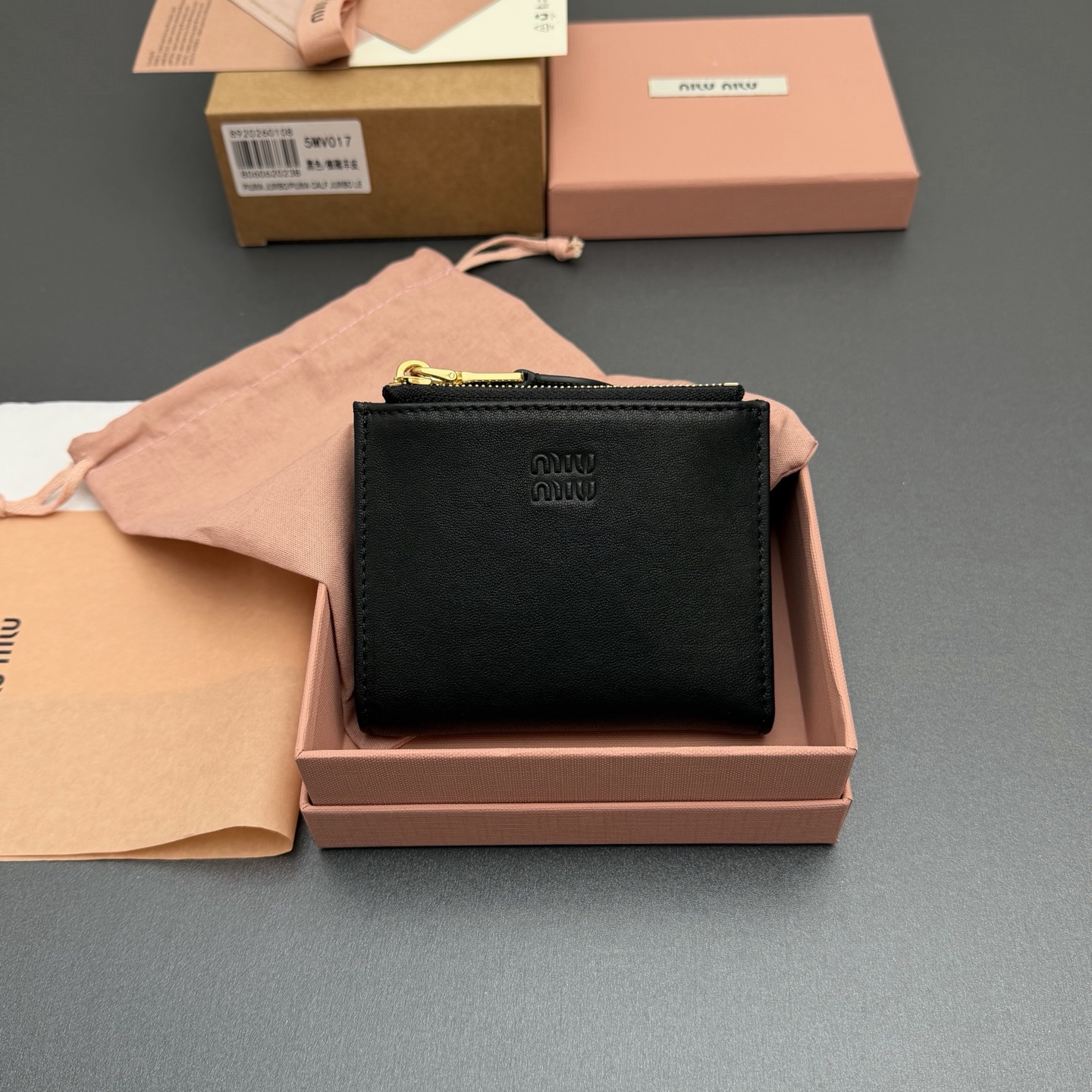 NO:714111,[Special grade hardware imported original leather] Retro sheepskin short wallet Classic and retro details are combined in this leather wallet, with a logo on the front, showing the brand style, and a spacious interior with card slots and compartments, highlighting functionality. Snap button closure Engraved logo One bill compartment Six card slots Two internal pockets Two zippered coin pockets with lining Number: 5MV017 Black/vegetable tanned sheepskin  Size: width 11 cm x height 9.2 cm, miumiu, miumiu, wallets, sheepskin19860909【特级五金进口原厂皮】 复古羊皮革短款钱包 经典与复古细节融合于这款皮革钱包,正面饰有标志,尽显品牌格调,$宽敞的内部空间伴有卡槽和隔层,彰显功能性. 按扣开合 刻字徽标 一个钞票隔层 六个卡槽 两个内部口袋 两个拉链式零钱袋带衬里 编号:5MV017 黑色/植鞣羊皮 尺寸:宽度11厘米x高度9.2厘米,miumiu,miumiu,wallets,sheepskin,欧美剧