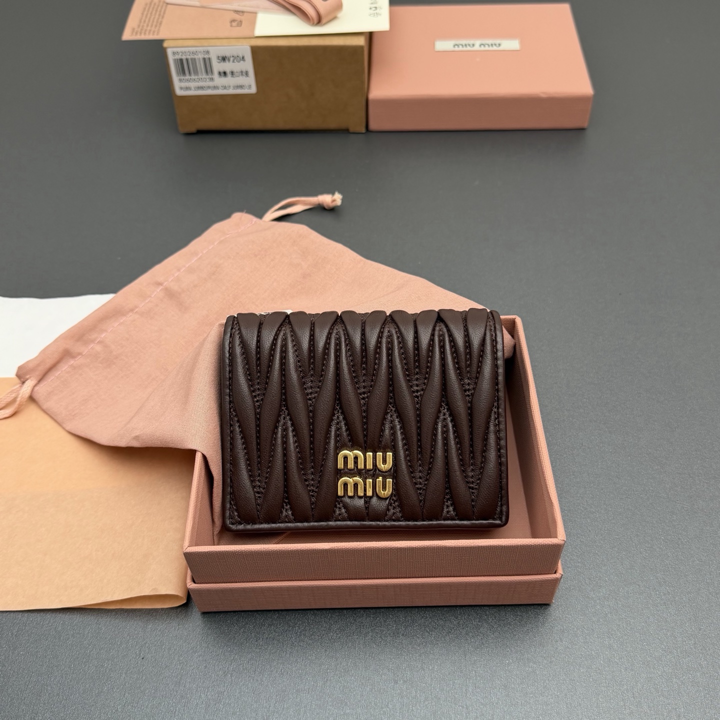 NO:714112,[Special grade hardware imported original leather] MATELASS sheepskin small wallet This wallet cleverly creates a 3D effect with unique textures and is decorated with a metal lettering logo to fully display the brand style. The spacious interior is equipped with card slots and compartments to demonstrate functionality. Snap button closure Metal lettering logo One banknote compartment Three card slots Two internal pockets Internal clamshell coin pocket with lining Number: 5MV204 Heather wood/Imported sheepskin  Size: width 8.5 cm x height 11.2 cm, miumiu, miumiu, wallets, sheepskin19860909【特级五金进口原厂皮】 MATELASS羊皮革小号钱包 这款钱夹藉由别致纹理巧妙营造3D立体效果,辅以金属刻字徽标装饰,尽显品牌格调,$宽敞的内部空间伴有卡槽和隔层,彰显功能性. 按扣开合 金属刻字徽标 一个钞票隔层 三个卡槽 两个内部口袋 内部翻盖式零钱袋带衬里 编号:5MV204 石南木/进口羊皮 尺寸:宽度8.5厘米x高度11.2厘米,miumiu,miumiu,wallets,sheepskin,欧美剧