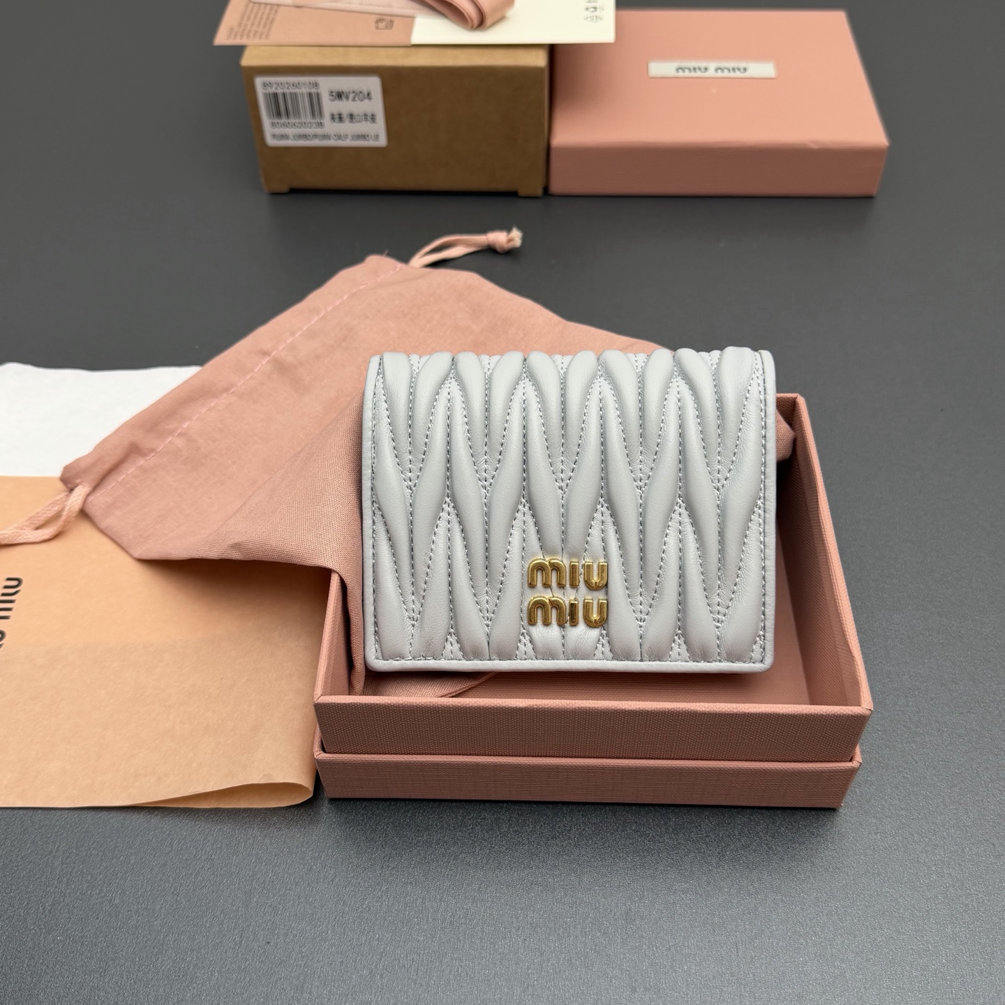 NO:714118,[Special grade hardware imported original leather] MATELASS sheepskin small wallet This wallet cleverly creates a 3D effect with unique textures and is decorated with a metal lettering logo to fully display the brand style. The spacious interior is equipped with card slots and compartments to demonstrate functionality.. Snap button closure Metal lettering logo One banknote compartment Three card slots Two internal pockets Internal clamshell coin pocket with lining No.: 5MV204 Gray blue/Imported sheepskin  Size: width 8.5 cm x height 11.2 cm, miumiu, miumiu, wallets, sheepskin19860909【特级五金进口原厂皮】 MATELASS羊皮革小号钱包 这款钱夹藉由别致纹理巧妙营造3D立体效果,辅以金属刻字徽标装饰,尽显品牌格调,$宽敞的内部空间伴有卡槽和隔层,彰显功能性.. 按扣开合 金属刻字徽标 一个钞票隔层 三个卡槽 两个内部口袋 内部翻盖式零钱袋带衬里 编号:5MV204 灰蓝/进口羊皮 尺寸:宽度8.5厘米x高度11.2厘米,miumiu,miumiu,wallets,sheepskin,欧美剧