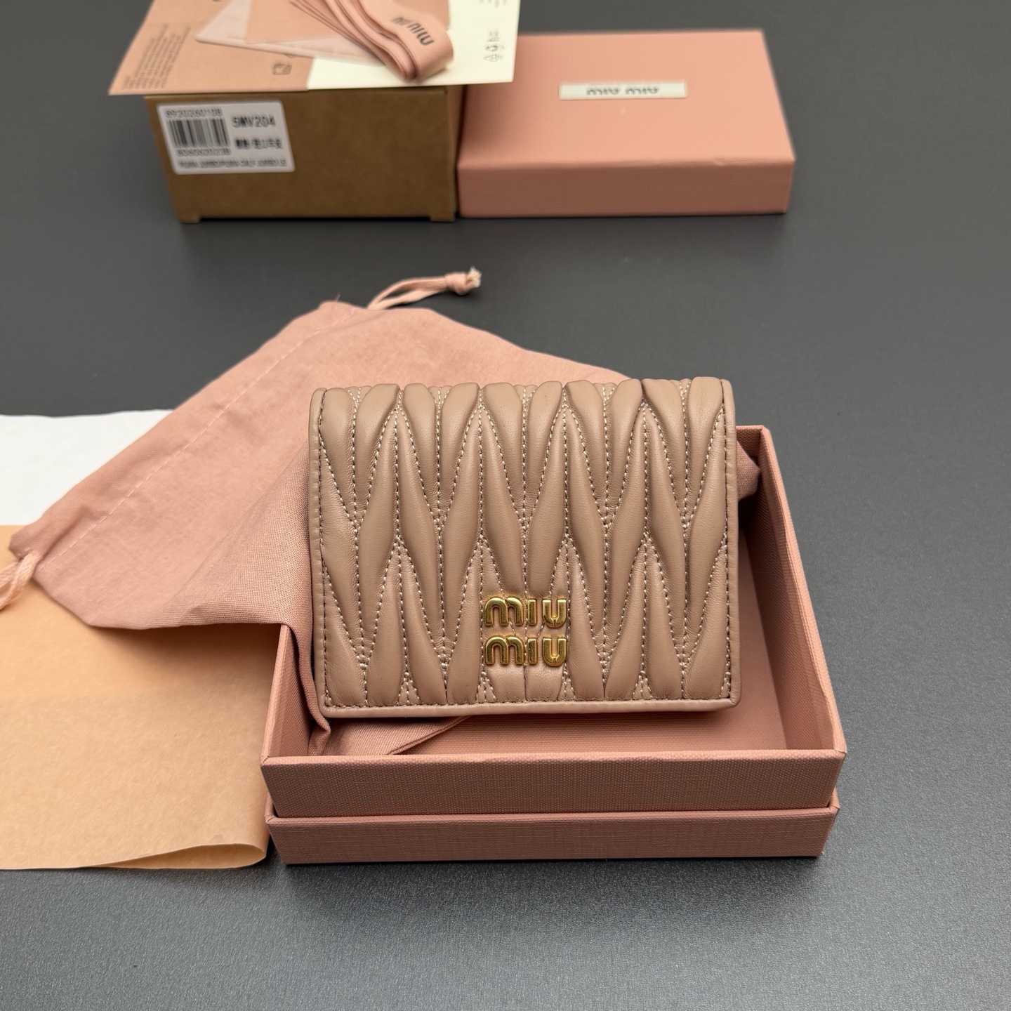 NO:714121,[Special grade hardware imported original leather] MATELASS sheepskin small wallet This wallet cleverly creates a 3D effect with unique textures and is decorated with a metal lettering logo to fully display the brand style. The spacious interior is equipped with card slots and compartments to demonstrate functionality.. Snap button closure Metal lettering logo One banknote compartment Three card slots Two internal pockets Internal clamshell coin pocket with lining No.: 5MV204 Nude pink/Imported sheepskin  Size: width 8.5 cm x height 11.2 cm, miumiu, miumiu, wallets, sheepskin19860909【特级五金进口原厂皮】 MATELASS羊皮革小号钱包 这款钱夹藉由别致纹理巧妙营造3D立体效果,辅以金属刻字徽标装饰,尽显品牌格调,$宽敞的内部空间伴有卡槽和隔层,彰显功能性.. 按扣开合 金属刻字徽标 一个钞票隔层 三个卡槽 两个内部口袋 内部翻盖式零钱袋带衬里 编号:5MV204 裸粉/进口羊皮 尺寸:宽度8.5厘米x高度11.2厘米,miumiu,miumiu,wallets,sheepskin,欧美剧