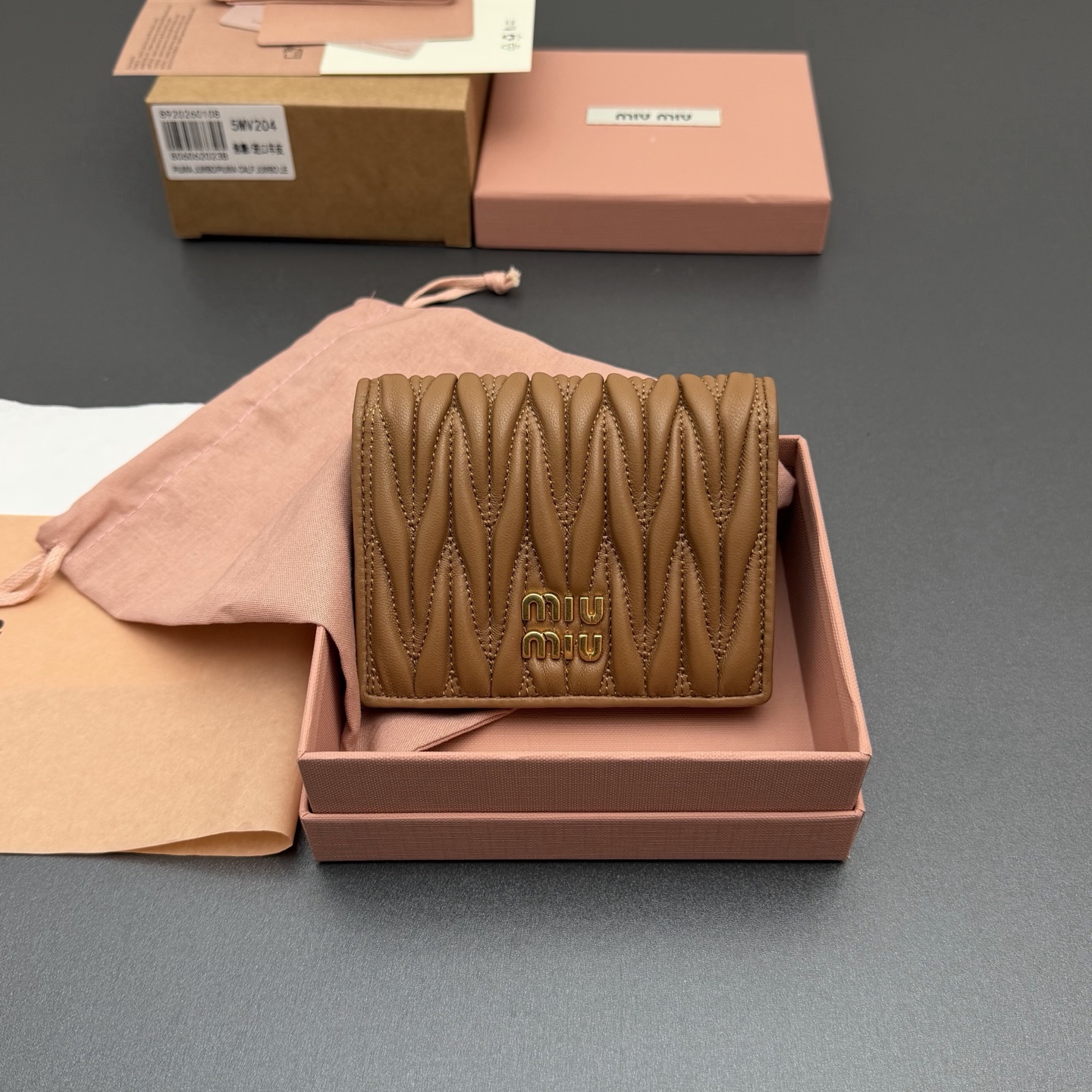 NO:714127,[Special grade hardware imported original leather] MATELASS sheepskin small wallet This wallet cleverly creates a 3D effect with unique textures and is decorated with a metal lettering logo to fully display the brand style. The spacious interior is equipped with card slots and compartments to demonstrate functionality... Snap button closure Metal lettering logo One banknote compartment Three card slots Two internal pockets Internal flip-up coin pocket with lining No.: 5MV204 Caramel/Imported sheepskin  Size: width 8.5 cm x height 11.2 cm, miumiu, miumiu, wallets, sheepskin19860909【特级五金进口原厂皮】 MATELASS羊皮革小号钱包 这款钱夹藉由别致纹理巧妙营造3D立体效果,辅以金属刻字徽标装饰,尽显品牌格调,$宽敞的内部空间伴有卡槽和隔层,彰显功能性.. 按扣开合 金属刻字徽标 一个钞票隔层 三个卡槽 两个内部口袋 内部翻盖式零钱袋带衬里 编号:5MV204 焦糖/进口羊皮 尺寸:宽度8.5厘米x高度11.2厘米,miumiu,miumiu,wallets,sheepskin,欧美剧