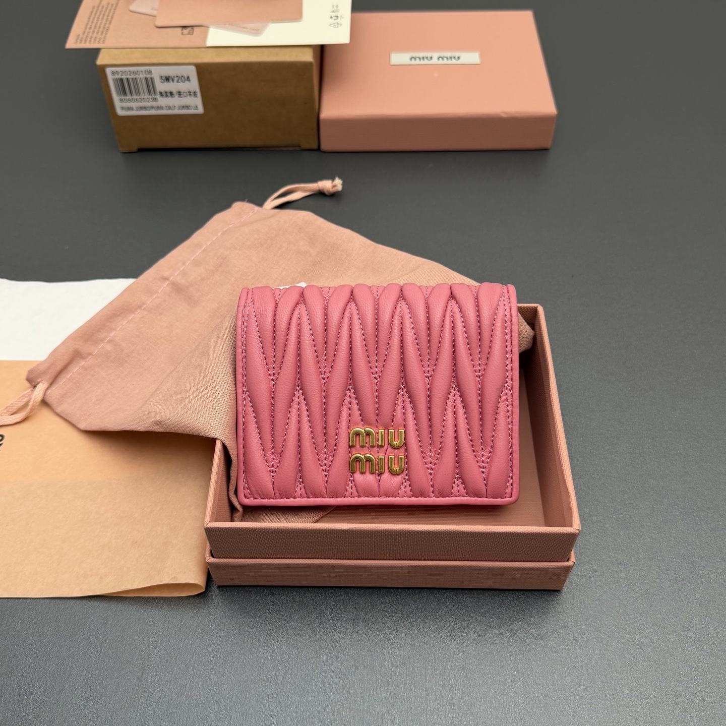 NO:714101,[Special grade hardware imported original leather] MATELASS sheepskin small wallet This wallet cleverly creates a 3D effect with unique textures, and is decorated with a metal lettering logo to fully display the brand style. The spacious interior is equipped with card slots and compartments, demonstrating functionality... Snap button closure Metal lettering logo One banknote compartment Three card slots Two internal pockets Internal flip-up coin pocket with lining No.: 5MV204  Begonia powder/imported sheepskin size: width 8.5 cm x height 11.2 cm, miumiu, miumiu, wallets, sheepskin19860909【特级五金进口原厂皮】 MATELASS羊皮革小号钱包 这款钱夹藉由别致纹理巧妙营造3D立体效果,辅以金属刻字徽标装饰,尽显品牌格调,$宽敞的内部空间伴有卡槽和隔层,彰显功能性.. 按扣开合 金属刻字徽标 一个钞票隔层 三个卡槽 两个内部口袋 内部翻盖式零钱袋带衬里 编号:5MV204 海棠粉/进口羊皮 尺寸:宽度8.5厘米x高度11.2厘米,miumiu,miumiu,wallets,sheepskin,欧美剧