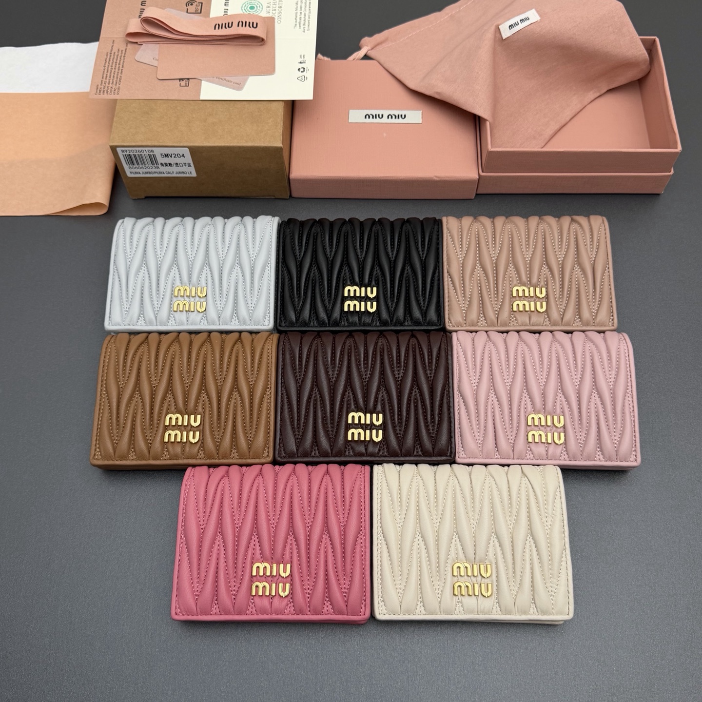 NO:714104,[Special grade hardware imported original leather] MATELASS sheepskin small wallet This wallet cleverly creates a 3D effect with unique textures, and is decorated with a metal lettering logo to fully display the brand style. The spacious interior is equipped with card slots and compartments, demonstrating functionality... Snap button closure Metal lettering logo One banknote compartment Three card slots Two internal pockets Internal flip-up coin pocket with lining No.: 5MV204  Size: width 8.5 cm x height 11.2 cm, miumiu, miumiu, wallets, sheepskin19860909【特级五金进口原厂皮】 MATELASS羊皮革小号钱包 这款钱夹藉由别致纹理巧妙营造3D立体效果,辅以金属刻字徽标装饰,尽显品牌格调,$宽敞的内部空间伴有卡槽和隔层,彰显功能性.. 按扣开合 金属刻字徽标 一个钞票隔层 三个卡槽 两个内部口袋 内部翻盖式零钱袋带衬里 编号:5MV204  尺寸:宽度8.5厘米x高度11.2厘米,miumiu,miumiu,wallets,sheepskin,欧美剧