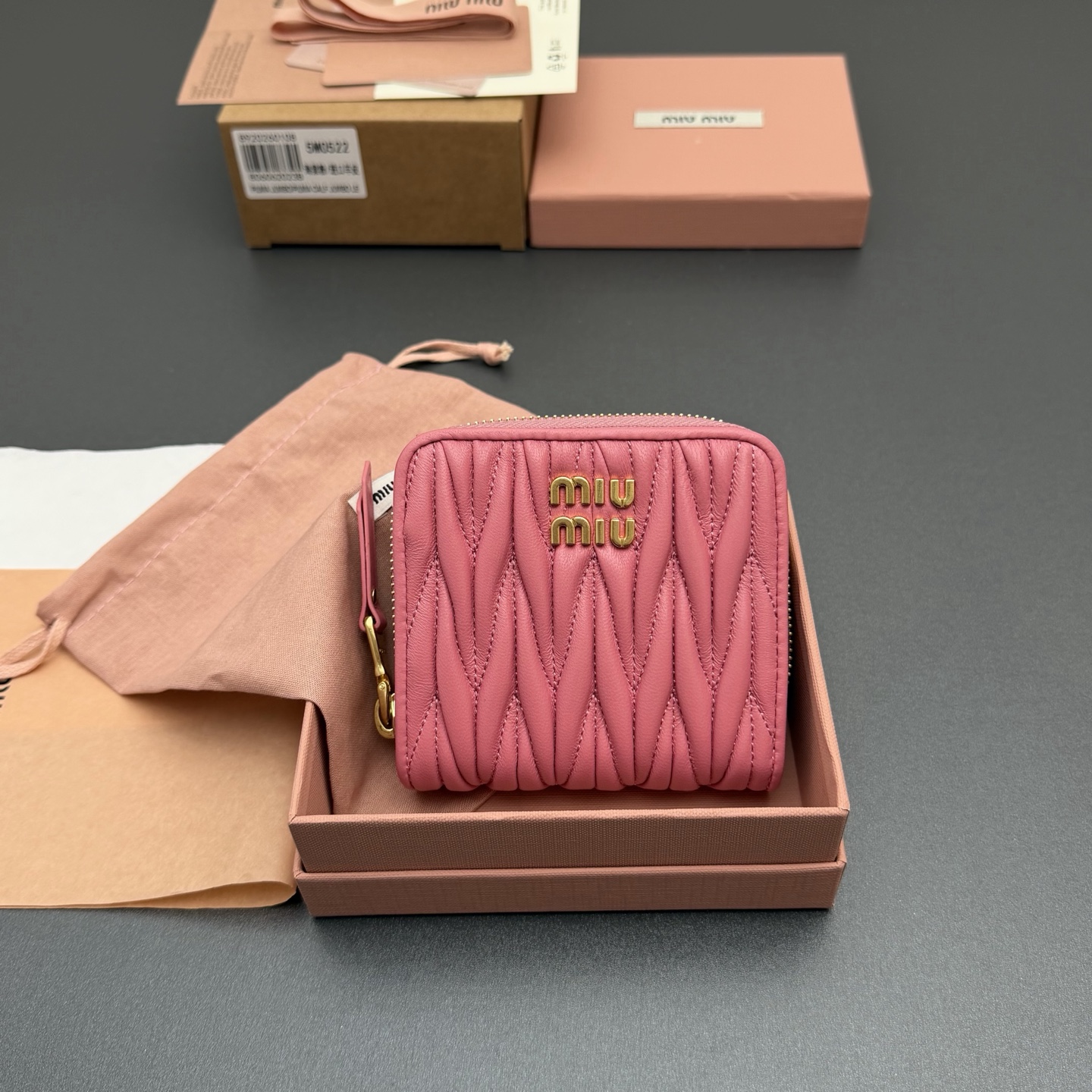 NO:714107,[Special grade hardware imported original leather] MATELASS sheepskin short zipper wallet. This wallet cleverly creates a 3D effect with unique textures, and is decorated with a metal lettering logo to fully display the brand style. The spacious interior is equipped with card slots and compartments to demonstrate functionality. Snap button closure Metal lettering logo One banknote compartment Eight card slots Two internal pockets Two compartments inside the zipper, in sheepskin No.: 5MO522  Begonia powder/imported sheepskin size: width 10.2 cm x height 9.5 cm, miumiu, miumiu, wallets, sheepskin19860909【特级五金进口原厂皮】 MATELASS羊皮革短款拉链包钱包 这款钱夹藉由别致纹理巧妙营造3D立体效果,辅以金属刻字徽标装饰,尽显品牌格调,$宽敞的内部空间伴有卡槽和隔层,彰显功能性. 按扣开合 金属刻字徽标 一个钞票隔层 八个卡槽 两个内部口袋 拉链内部两个隔层,羊皮里 编号:5MO522 海棠粉/进口羊皮 尺寸:宽度10.2厘米x高度9.5厘米,miumiu,miumiu,wallets,sheepskin,欧美剧