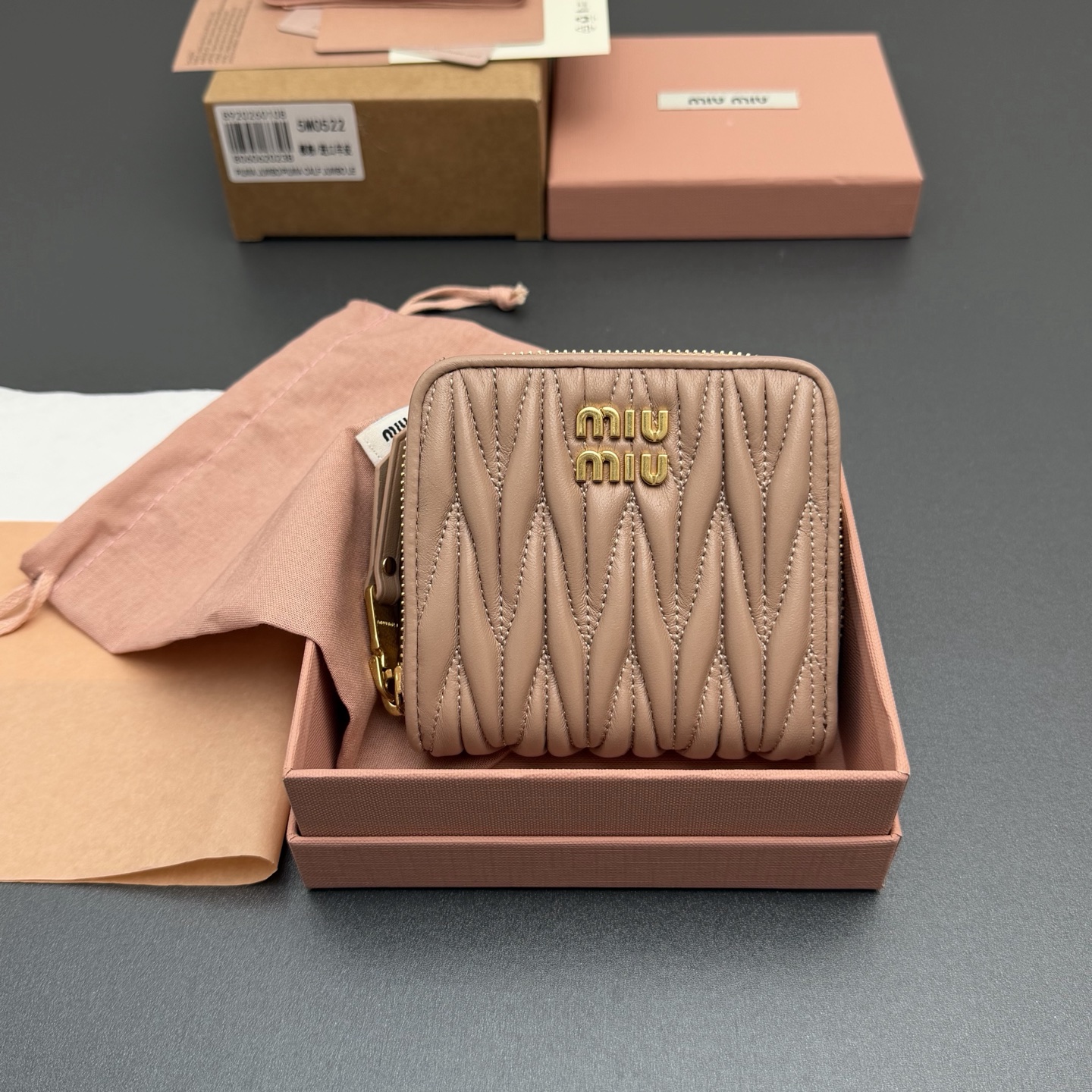 NO:714113,[Special grade hardware imported original leather] MATELASS sheepskin short zipper wallet. This wallet cleverly creates a 3D effect with unique textures, and is decorated with a metal lettering logo to fully display the brand style. The spacious interior is equipped with card slots and compartments to demonstrate functionality. Snap button closure Metal lettering logo One banknote compartment Eight card slots Two internal pockets Two compartments inside the zipper, in sheepskin No.: 5MO522  Nude pink/imported sheepskin size: width 10.2 cm x height 9.5 cm, miumiu, miumiu, wallets, sheepskin19860909【特级五金进口原厂皮】 MATELASS羊皮革短款拉链包钱包 这款钱夹藉由别致纹理巧妙营造3D立体效果,辅以金属刻字徽标装饰,尽显品牌格调,$宽敞的内部空间伴有卡槽和隔层,彰显功能性. 按扣开合 金属刻字徽标 一个钞票隔层 八个卡槽 两个内部口袋 拉链内部两个隔层,羊皮里 编号:5MO522 裸粉/进口羊皮 尺寸:宽度10.2厘米x高度9.5厘米,miumiu,miumiu,wallets,sheepskin,欧美剧