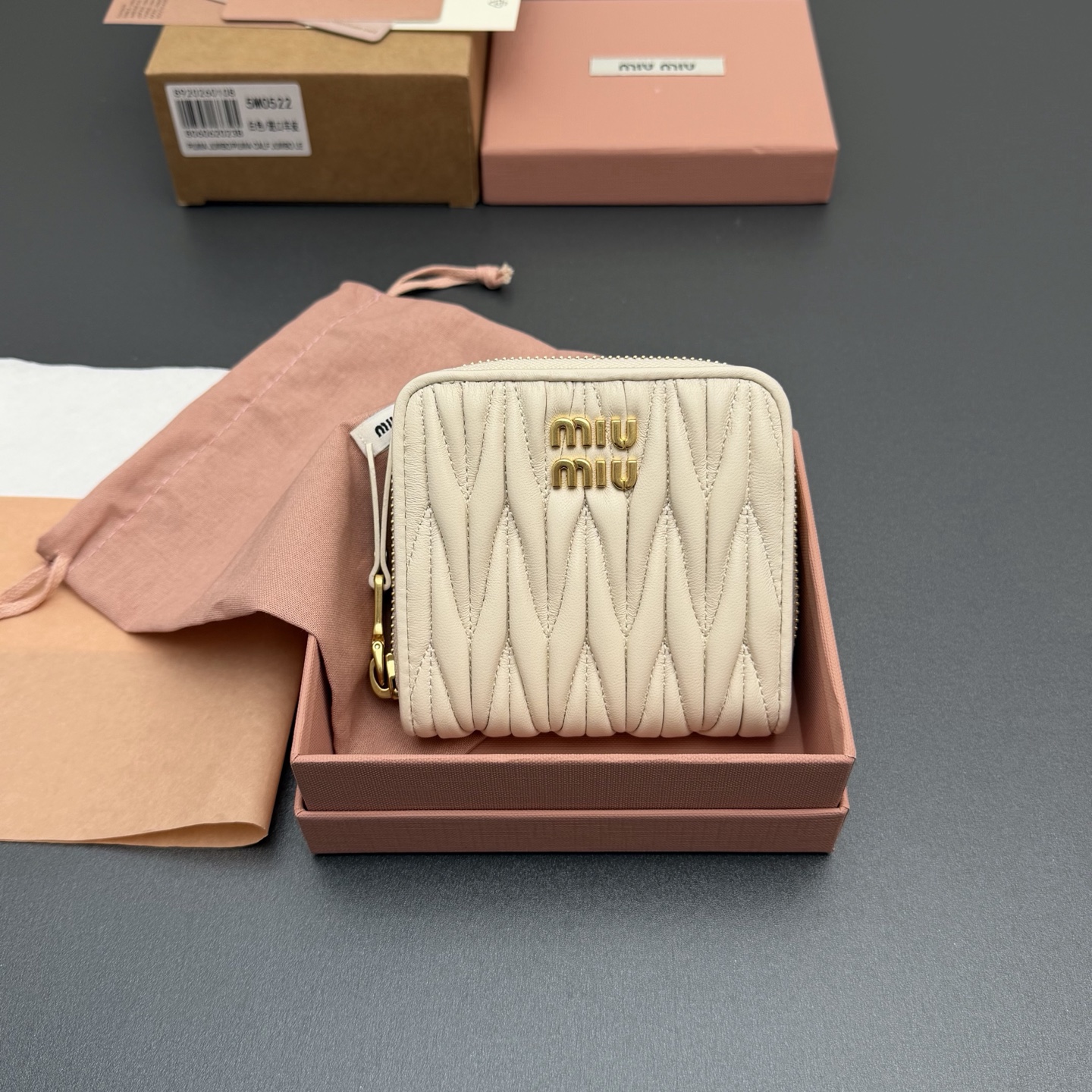 NO:714116,[Special grade hardware imported original leather] MATELASS sheepskin short zipper wallet. This wallet cleverly creates a 3D effect with unique textures, and is decorated with a metal lettering logo to show the brand style. The spacious interior is equipped with card slots and compartments to demonstrate functionality. Snap button closure Metal lettering logo One banknote compartment Eight card slots Two internal pockets Two compartments inside the zipper, in sheepskin No.: 5MO522 White/Imported sheepskin  Size: width 10.2 cm x height 9.5 cm, miumiu, miumiu, wallets, sheepskin19860909【特级五金进口原厂皮】 MATELASS羊皮革短款拉链包钱包 这款钱夹藉由别致纹理巧妙营造3D立体效果,辅以金属刻字徽标装饰,尽显品牌格调,$宽敞的内部空间伴有卡槽和隔层,彰显功能性. 按扣开合 金属刻字徽标 一个钞票隔层 八个卡槽 两个内部口袋 拉链内部两个隔层,羊皮里 编号:5MO522 白色/进口羊皮 尺寸:宽度10.2厘米x高度9.5厘米,miumiu,miumiu,wallets,sheepskin,欧美剧