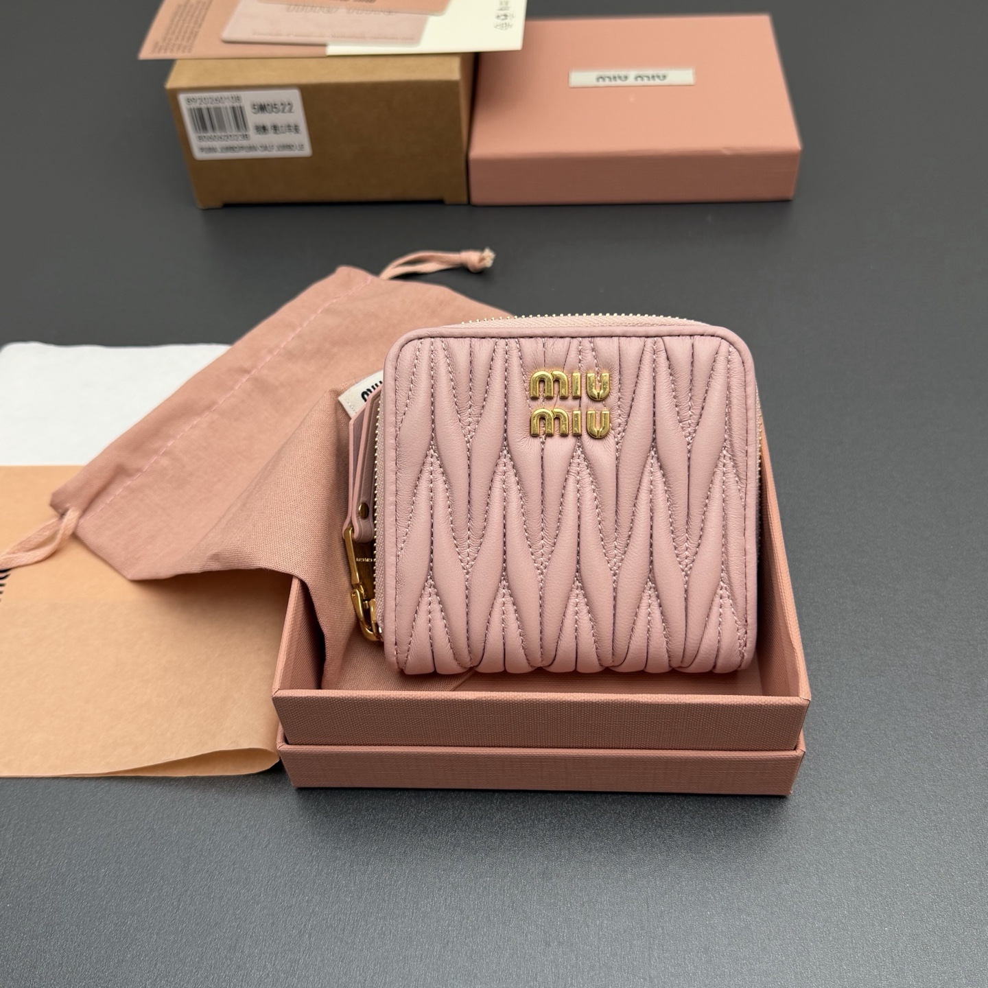 NO:714119,[Special grade hardware imported original leather] MATELASS sheepskin short zipper bag wallet This wallet cleverly creates a 3D effect with unique textures, and is decorated with a metal lettering logo to show the brand style. The spacious interior is equipped with card slots and compartments to demonstrate functionality. Snap button closure Metal lettering logo One banknote compartment Eight card slots Two internal pockets Two compartments inside the zipper, in sheepskin No.: 5MO522 Caramel/Imported sheepskin  Size: width 10.2 cm x height 9.5 cm, miumiu, miumiu, wallets, sheepskin19860909【特级五金进口原厂皮】 MATELASS羊皮革短款拉链包钱包 这款钱夹藉由别致纹理巧妙营造3D立体效果,辅以金属刻字徽标装饰,尽显品牌格调,$宽敞的内部空间伴有卡槽和隔层,彰显功能性. 按扣开合 金属刻字徽标 一个钞票隔层 八个卡槽 两个内部口袋 拉链内部两个隔层,羊皮里 编号:5MO522 焦糖/进口羊皮 尺寸:宽度10.2厘米x高度9.5厘米,miumiu,miumiu,wallets,sheepskin,欧美剧